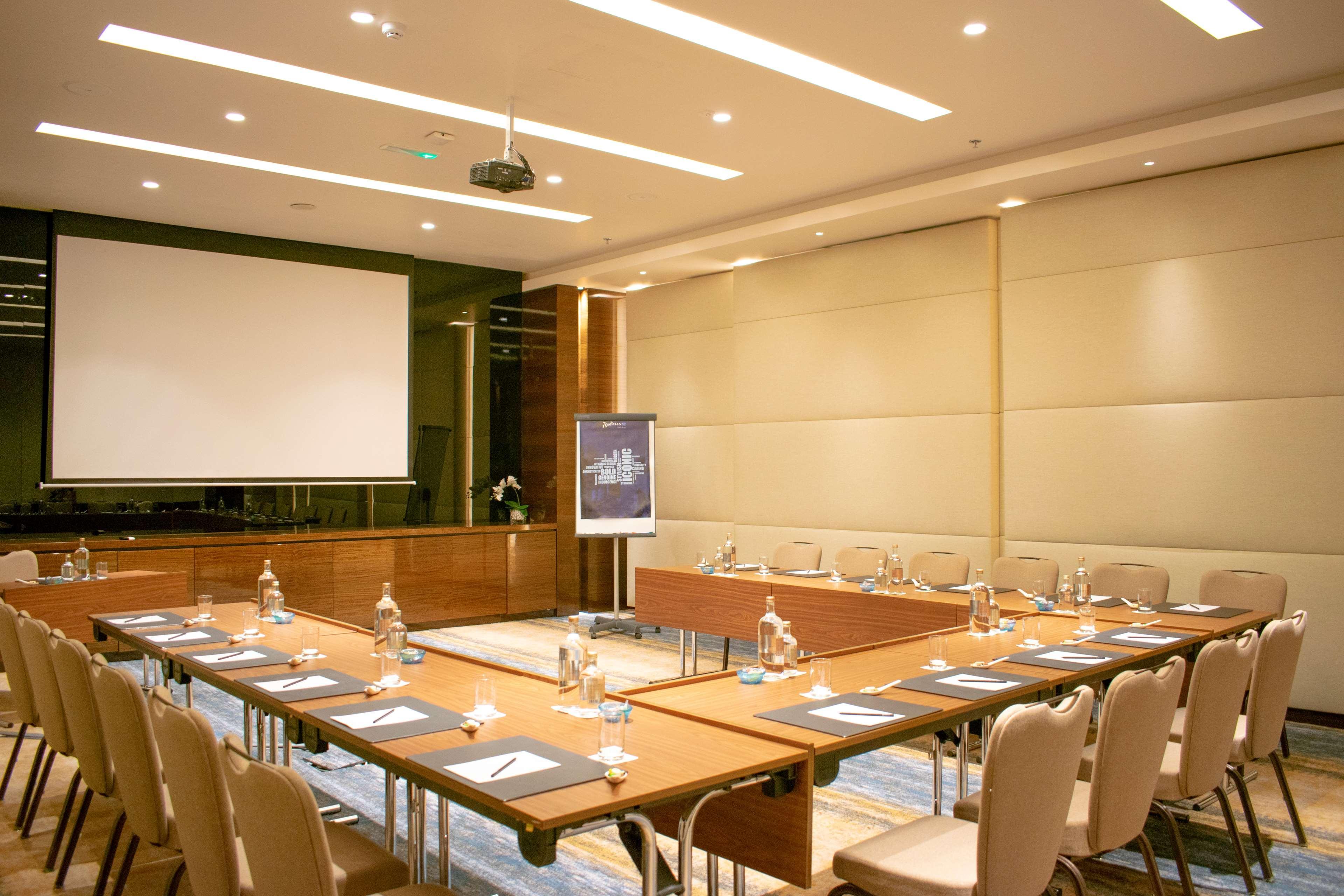 Radisson Blu Hotel, Ajman Buitenkant foto Meeting room