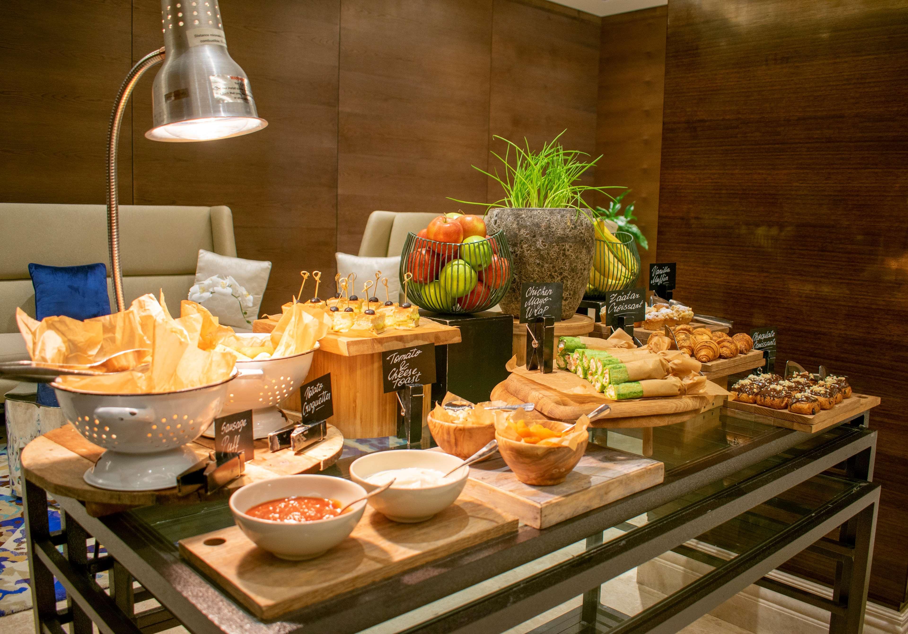 Radisson Blu Hotel, Ajman Buitenkant foto A buffet at a hotel