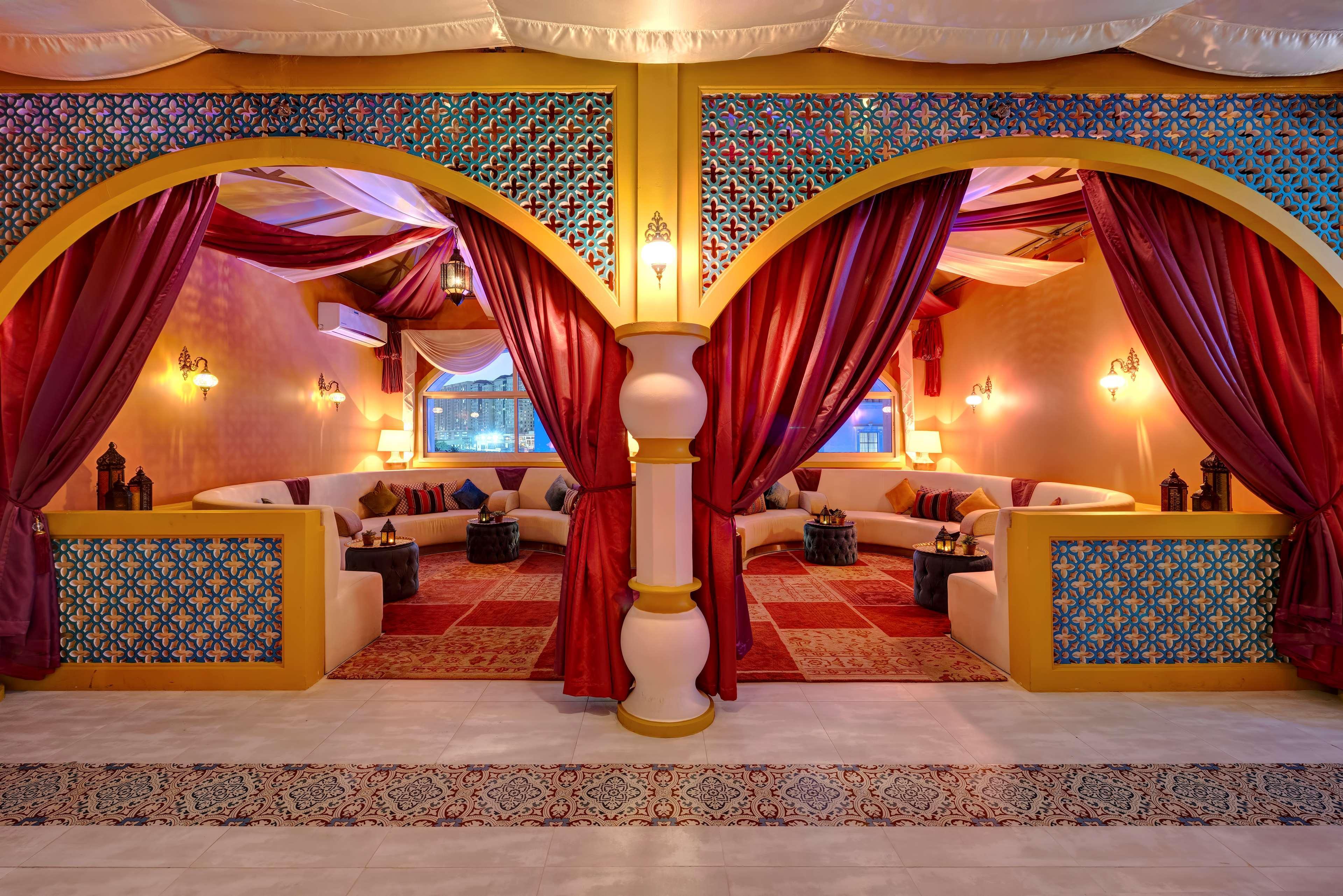 Radisson Blu Hotel, Ajman Buitenkant foto The Majlis Al Arab