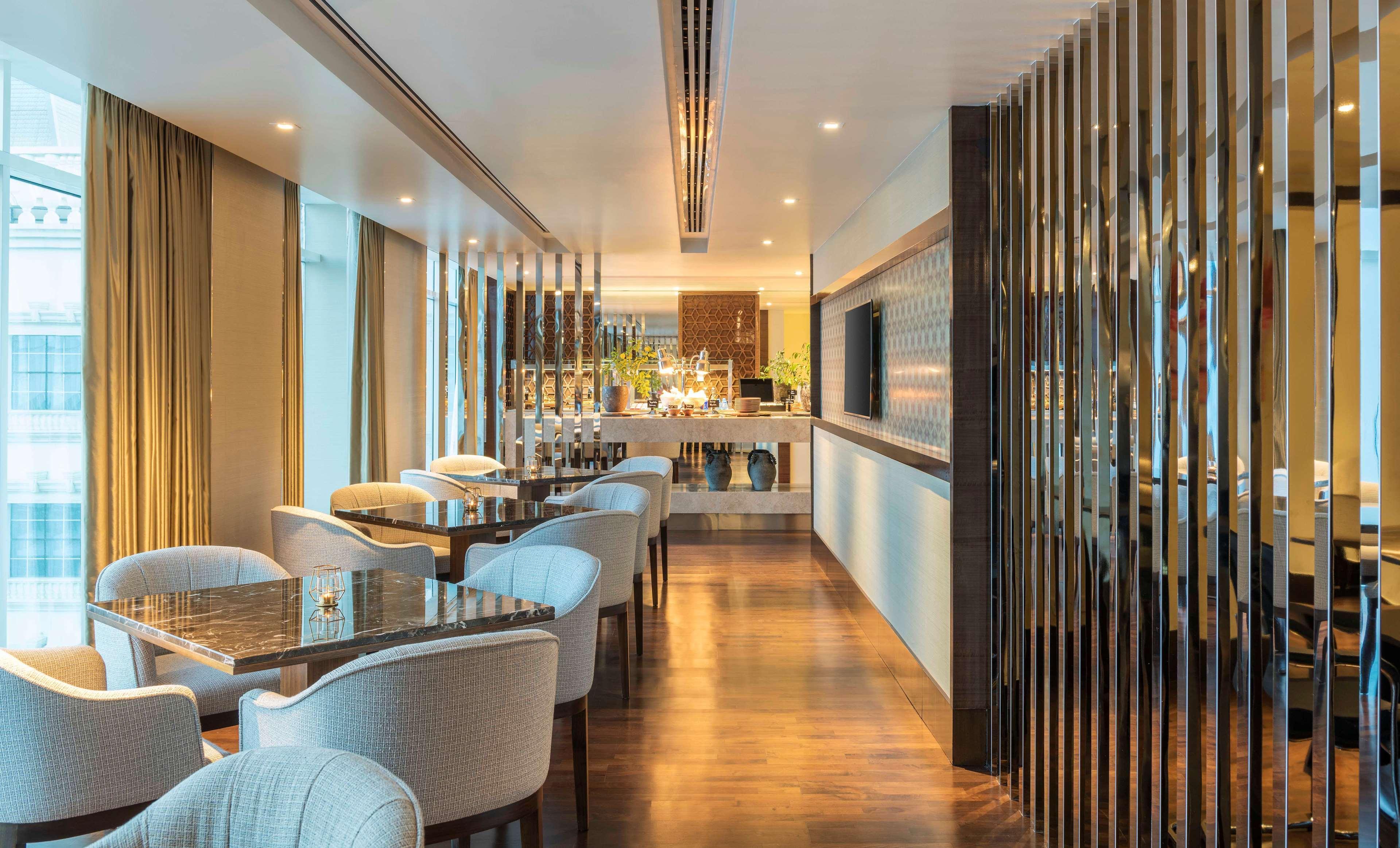 Radisson Blu Hotel, Ajman Buitenkant foto The lounge at the airport