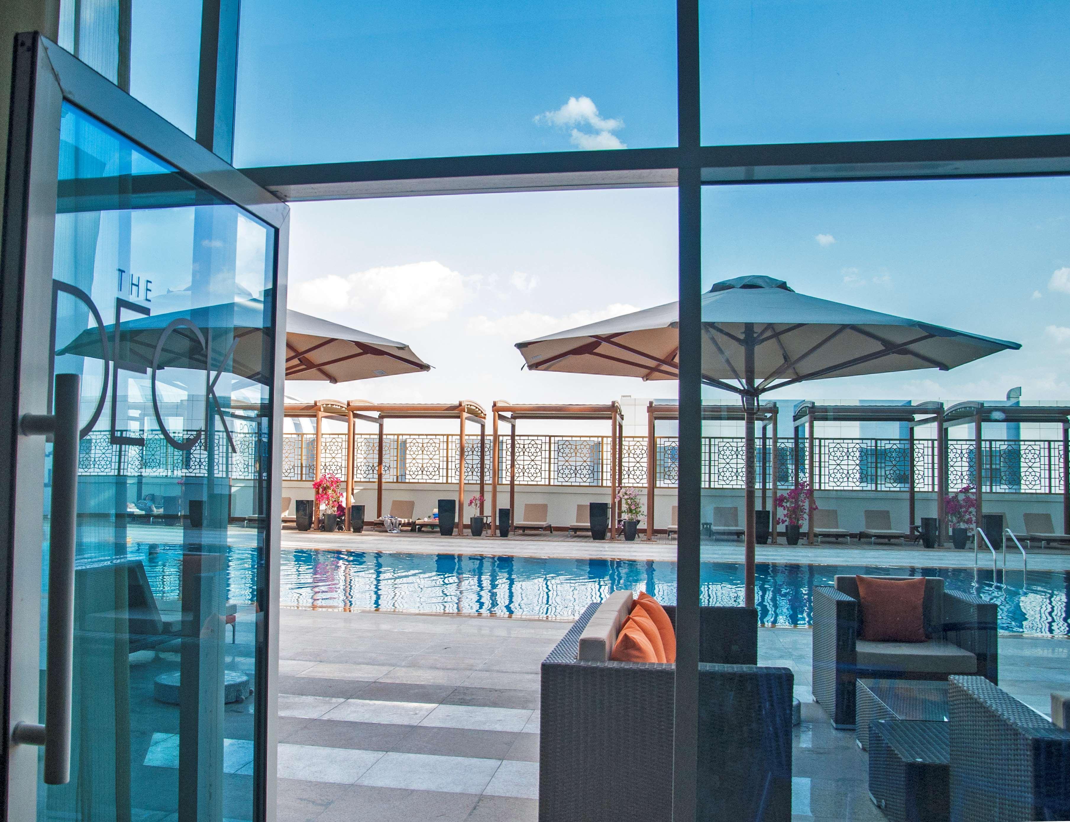 Radisson Blu Hotel, Ajman Buitenkant foto The swimming pool at the 10th floor
