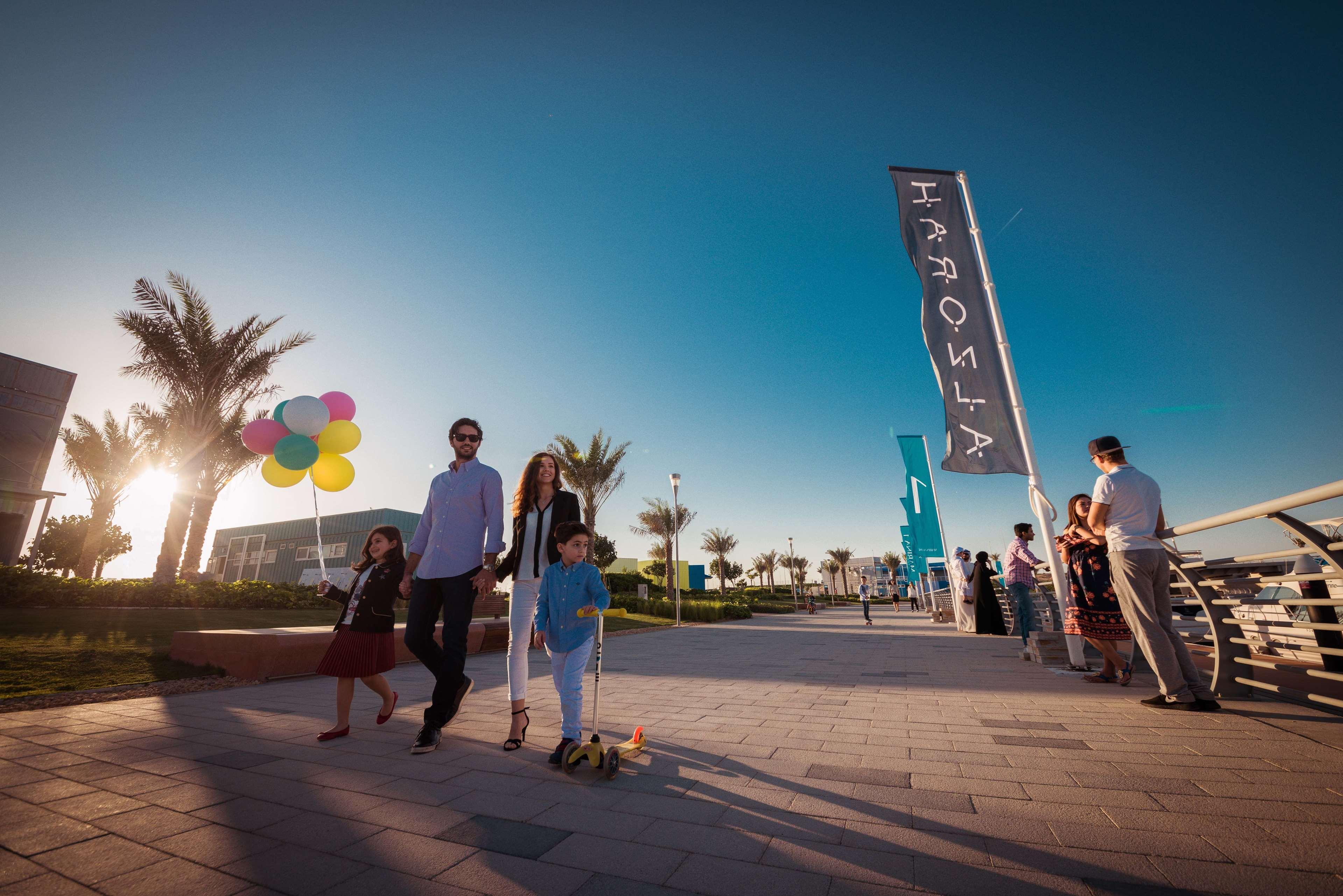 Radisson Blu Hotel, Ajman Buitenkant foto The Walk, JBR