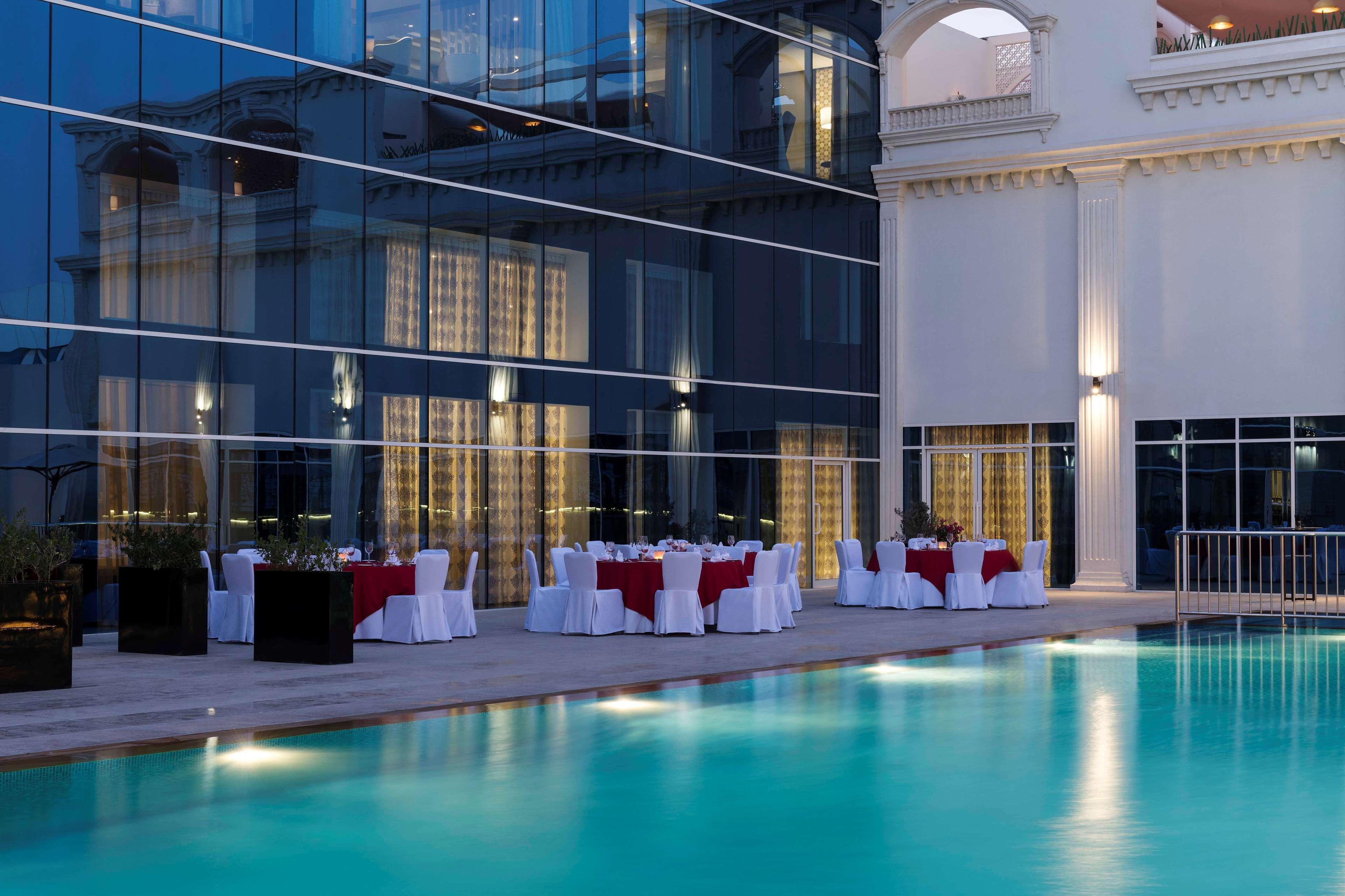 Radisson Blu Hotel, Ajman Buitenkant foto The pool at the hotel