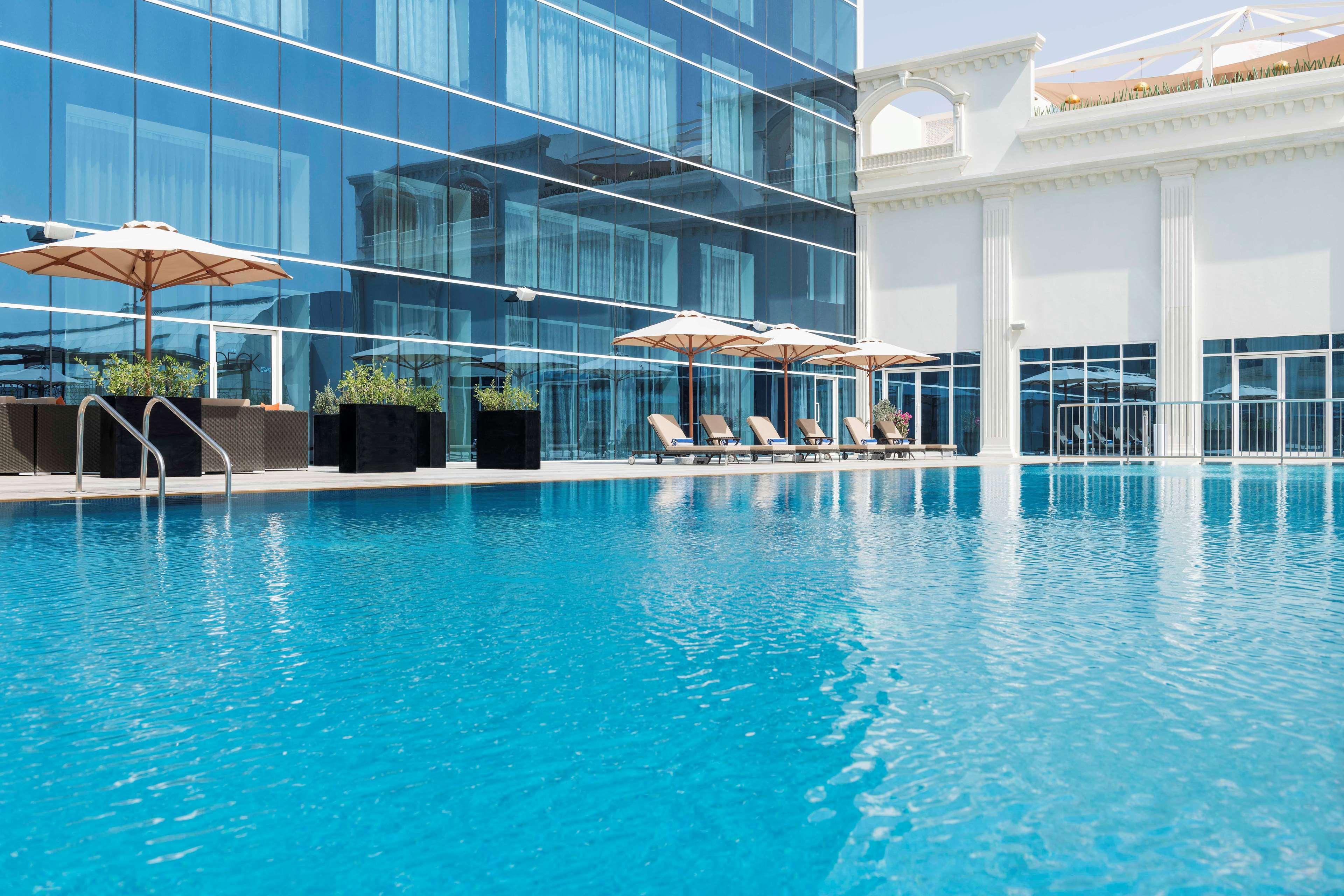 Radisson Blu Hotel, Ajman Buitenkant foto The swimming pool at the hotel