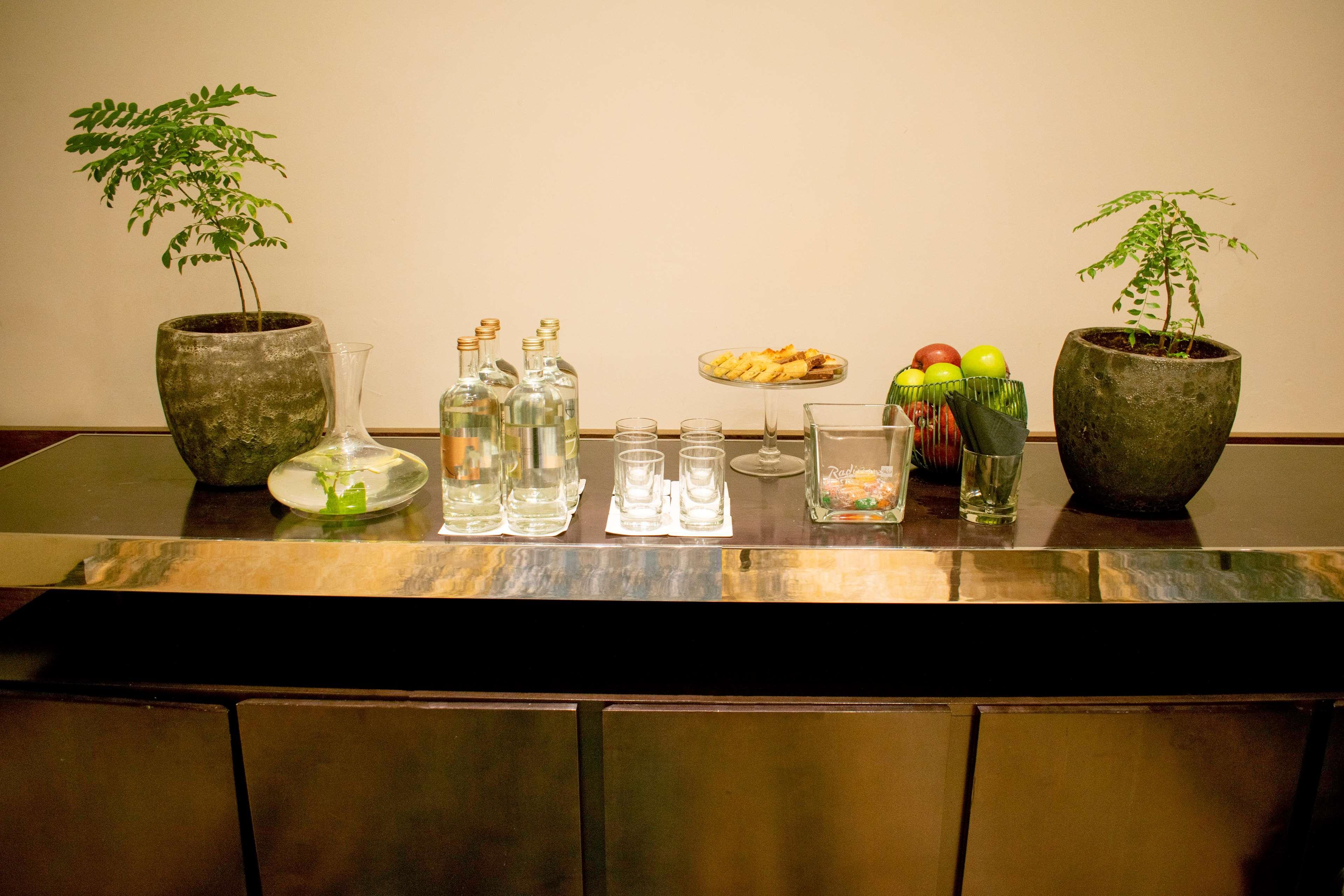 Radisson Blu Hotel, Ajman Buitenkant foto A wet bar in a hotel