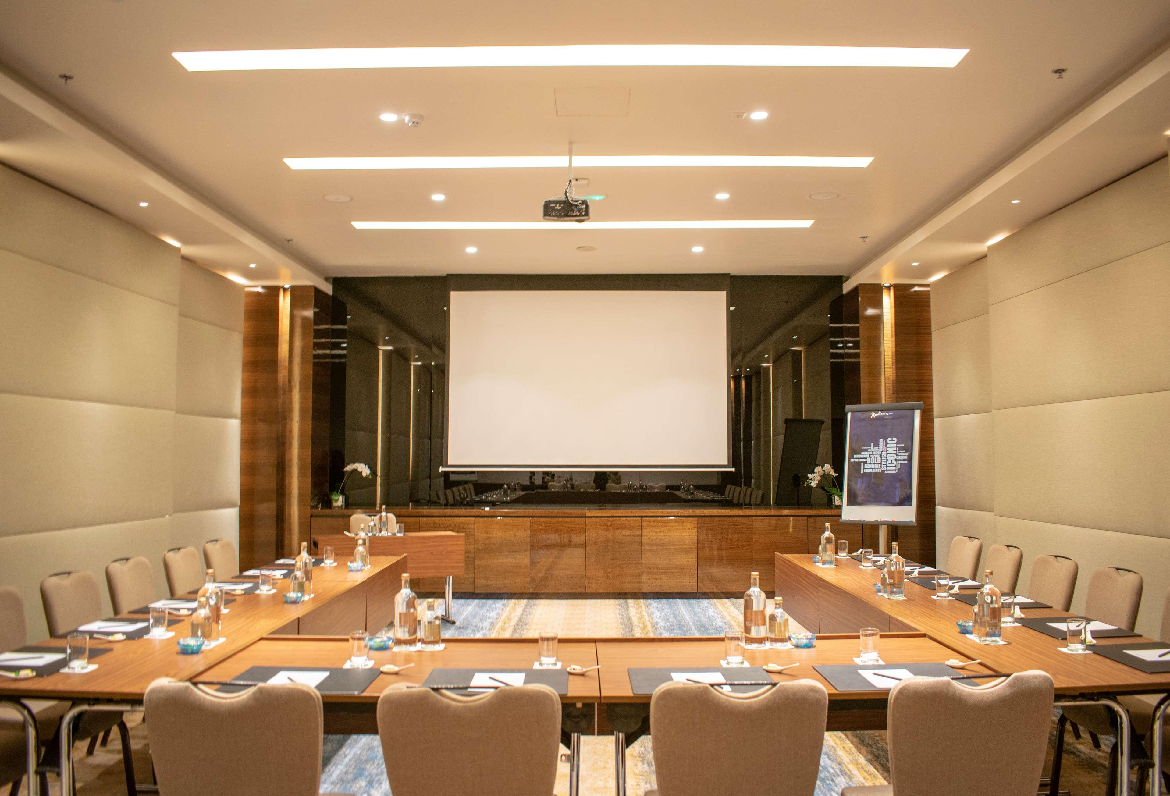 Radisson Blu Hotel, Ajman Buitenkant foto Meeting room