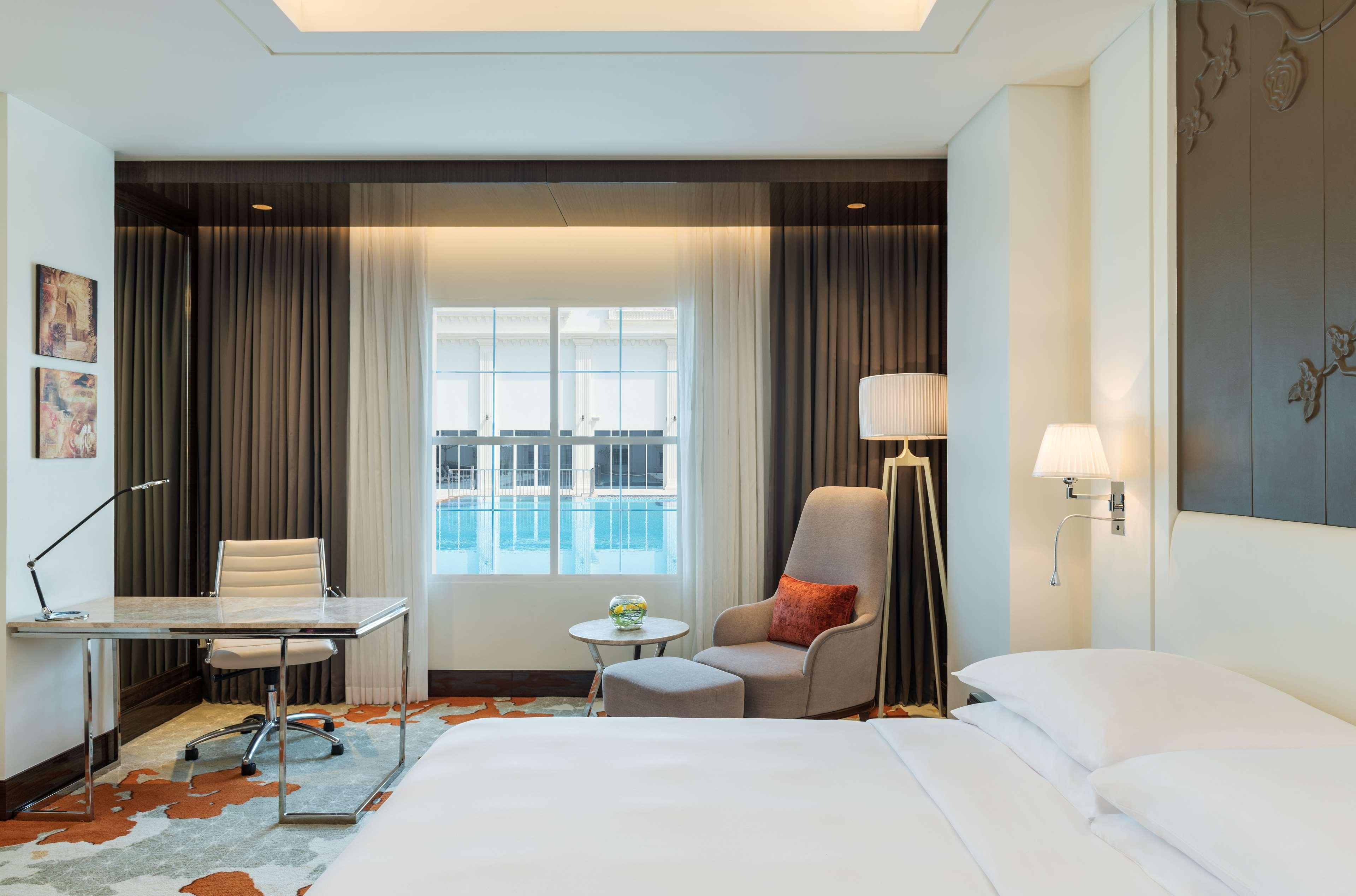 Radisson Blu Hotel, Ajman Buitenkant foto Deluxe Room