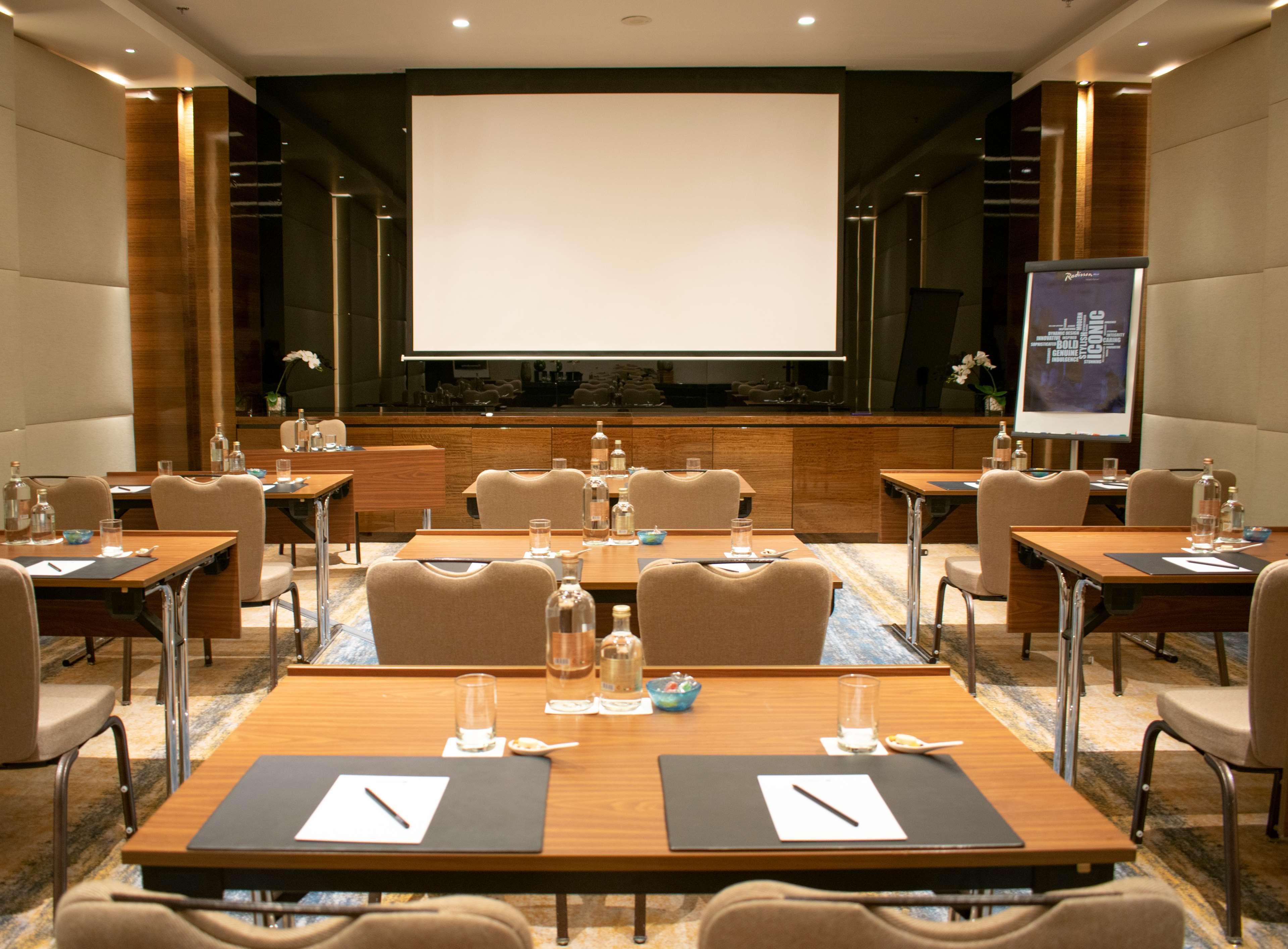 Radisson Blu Hotel, Ajman Buitenkant foto Meeting room