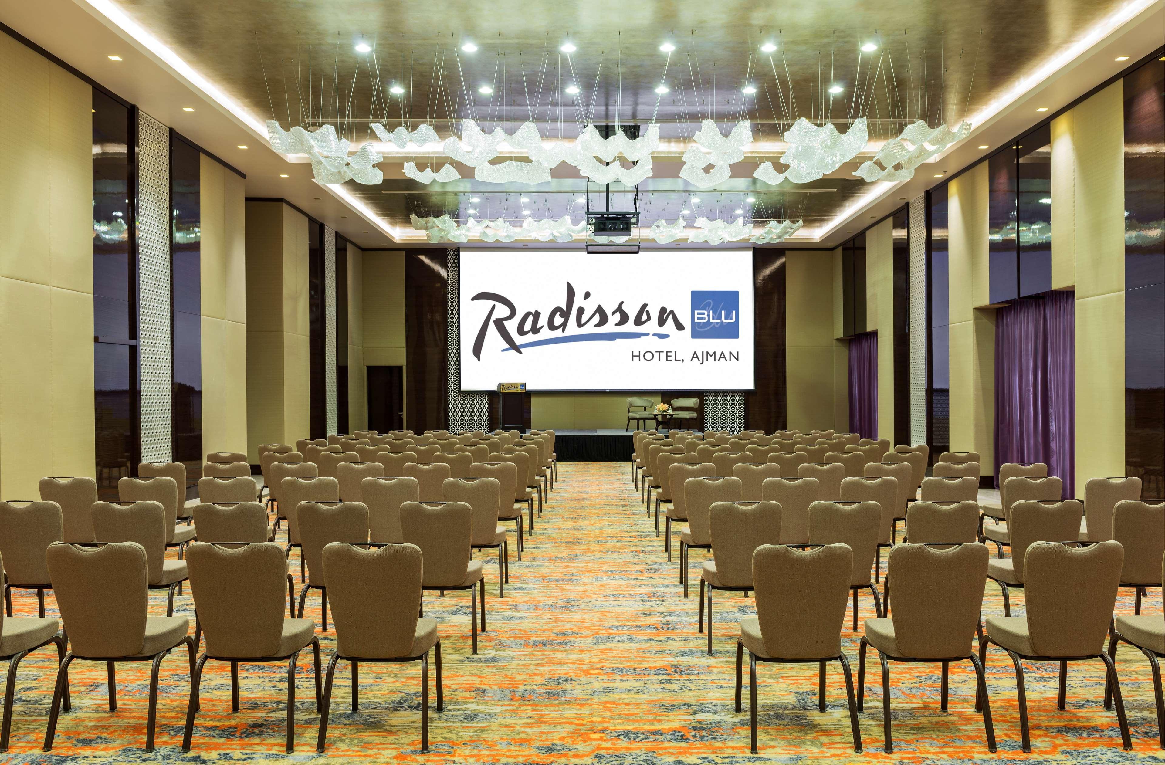 Radisson Blu Hotel, Ajman Buitenkant foto Radisson Hotel, Ajman