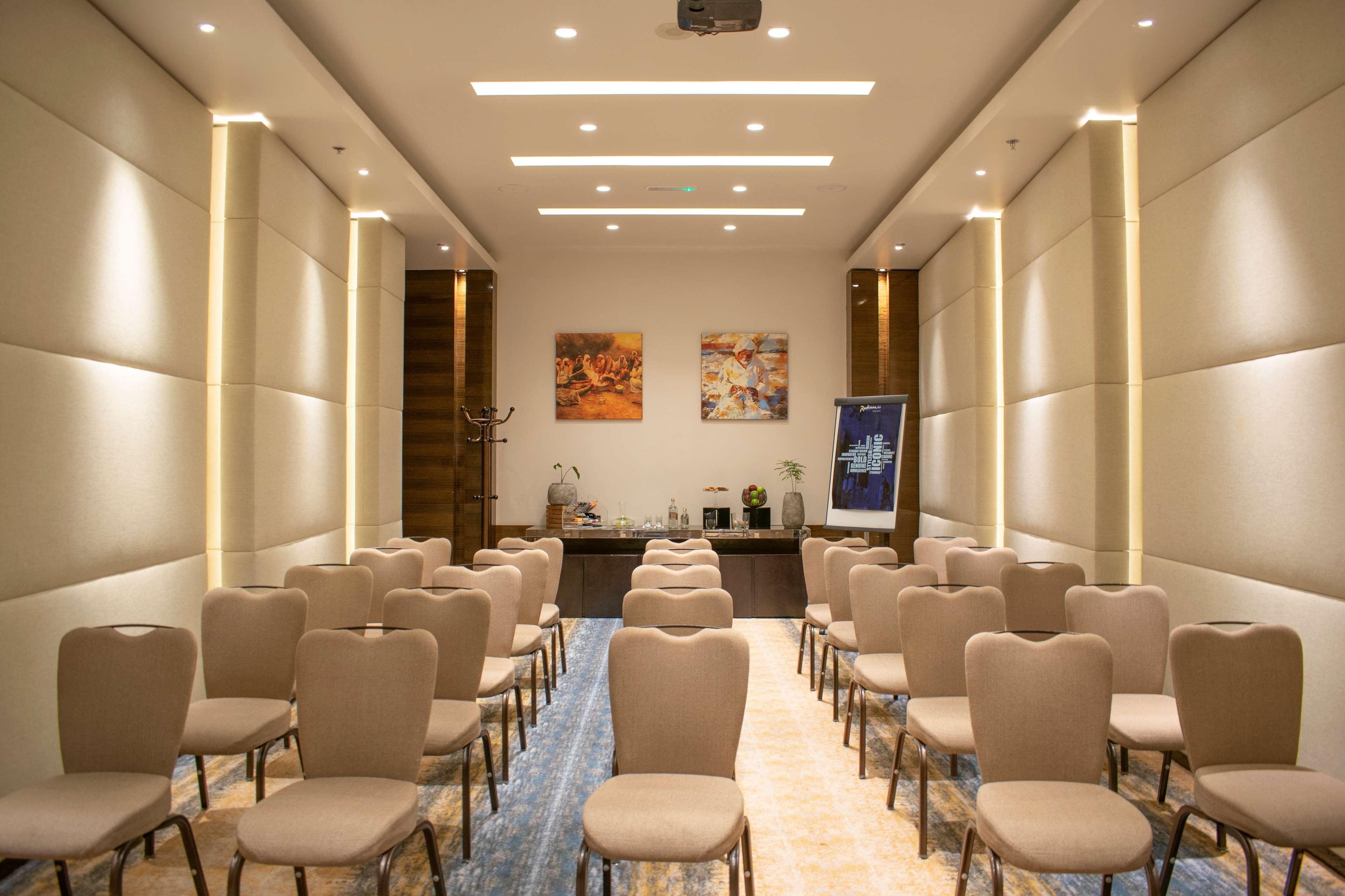 Radisson Blu Hotel, Ajman Buitenkant foto Meeting room