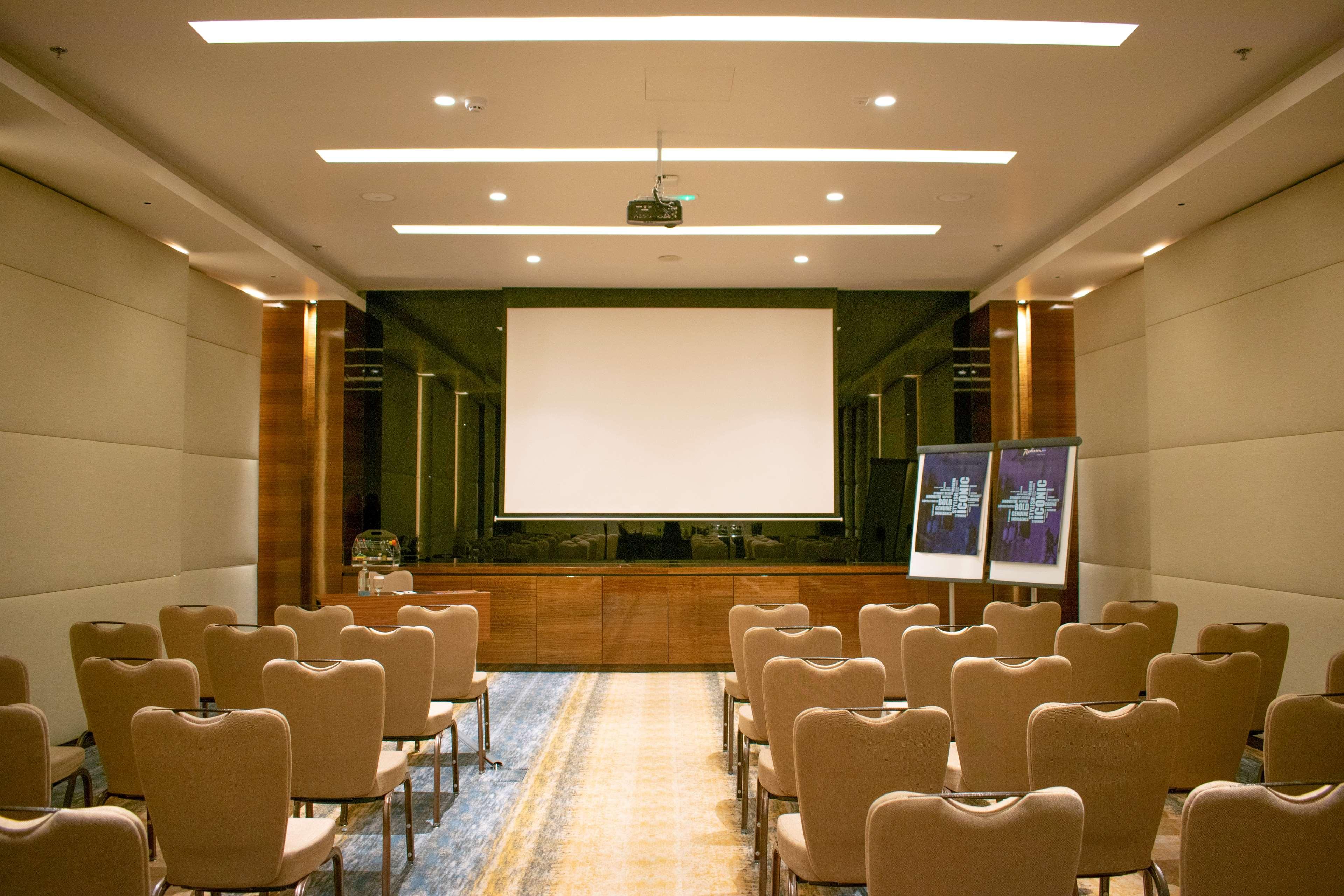 Radisson Blu Hotel, Ajman Buitenkant foto A typical meeting room