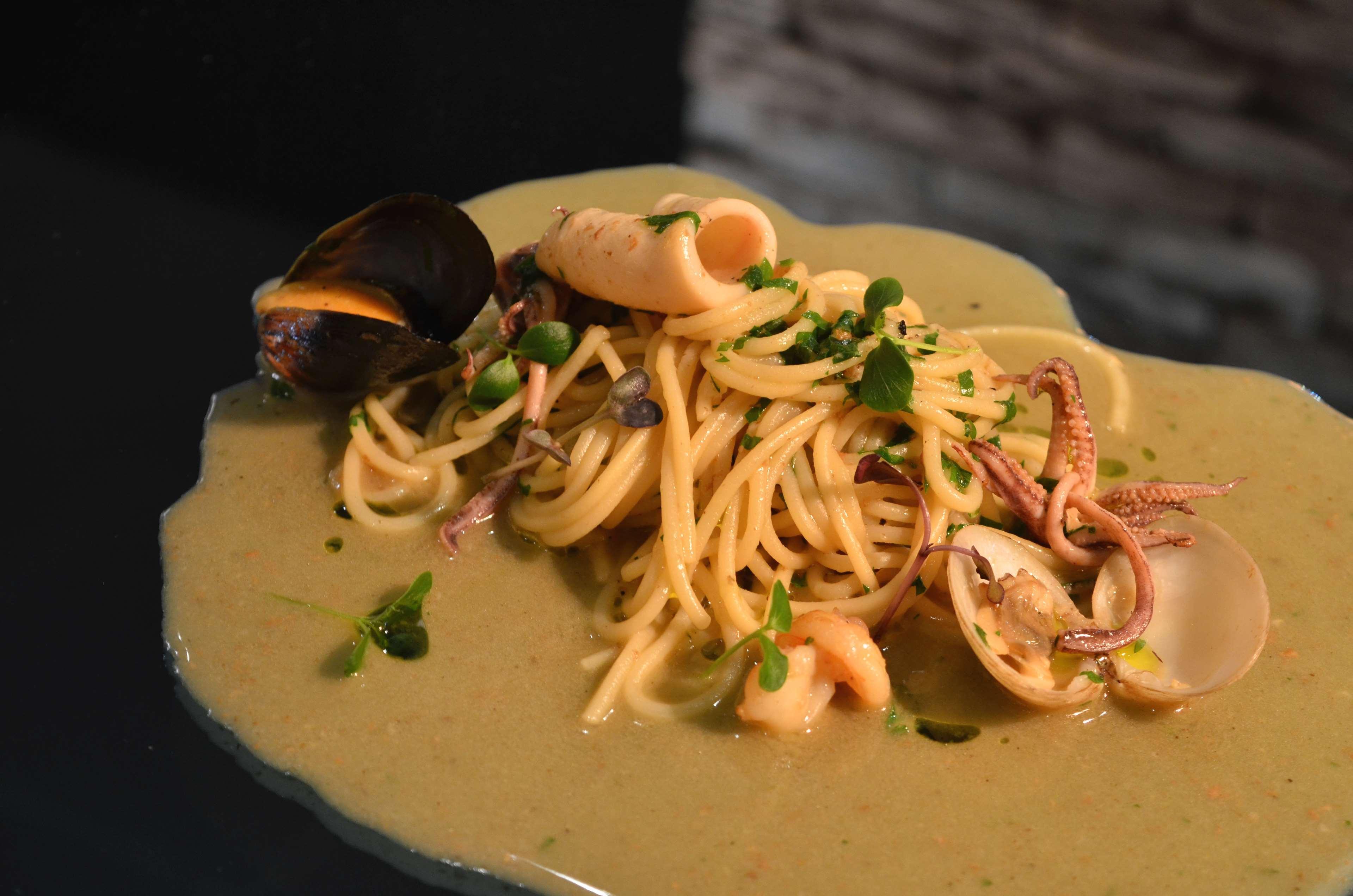 Radisson Blu Hotel, Ajman Buitenkant foto Spaghetti alla vodka