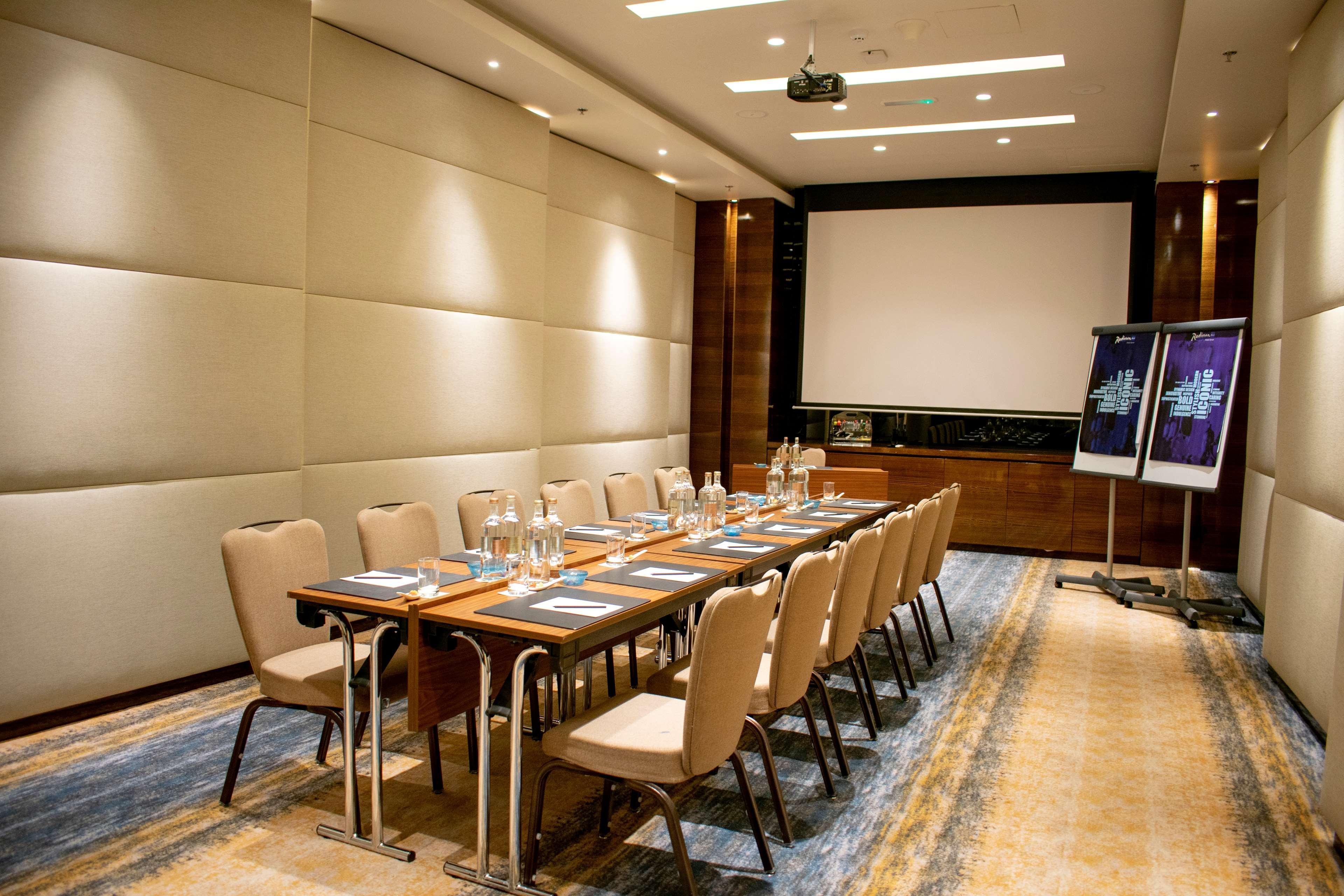 Radisson Blu Hotel, Ajman Buitenkant foto Meeting room