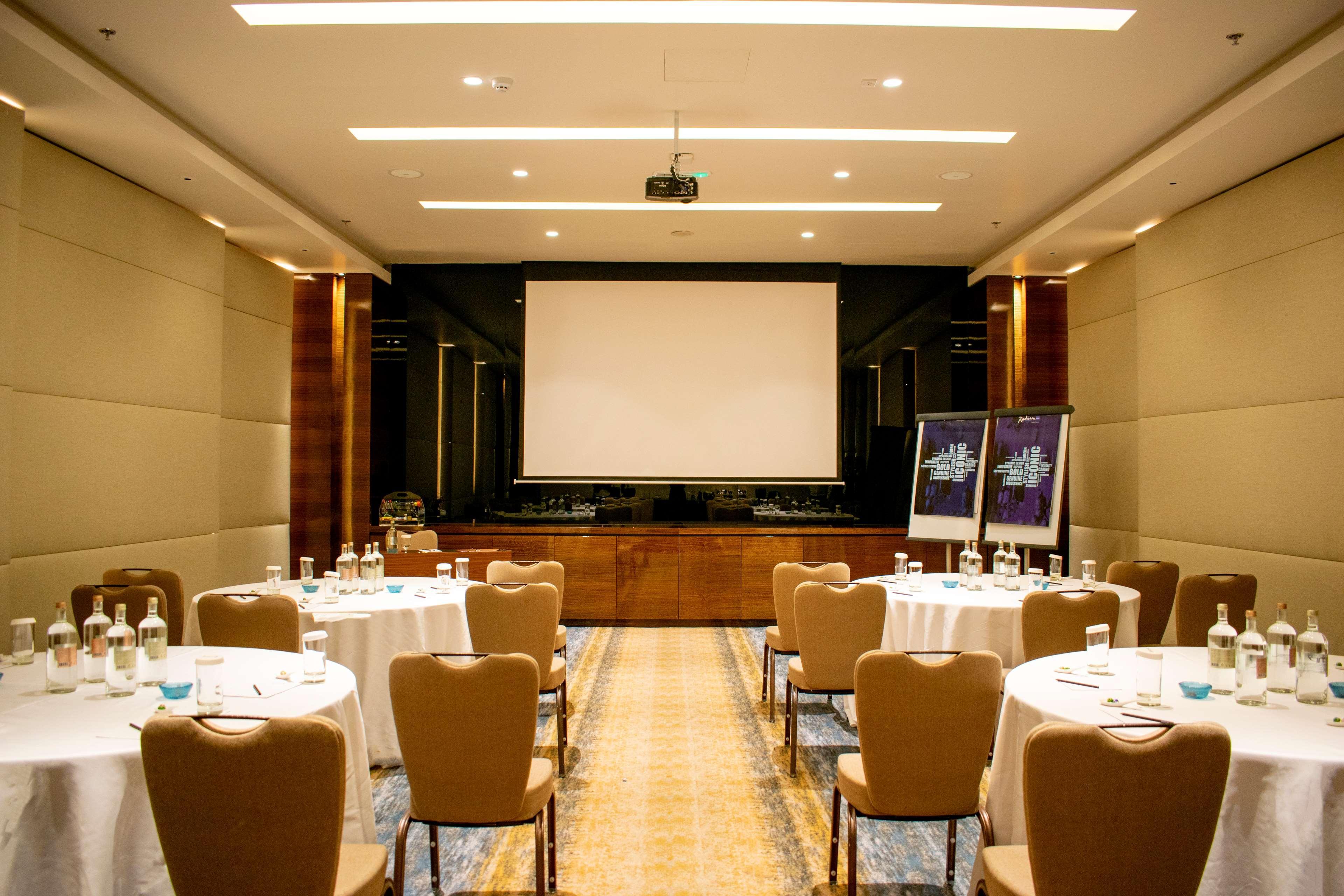 Radisson Blu Hotel, Ajman Buitenkant foto Meeting room