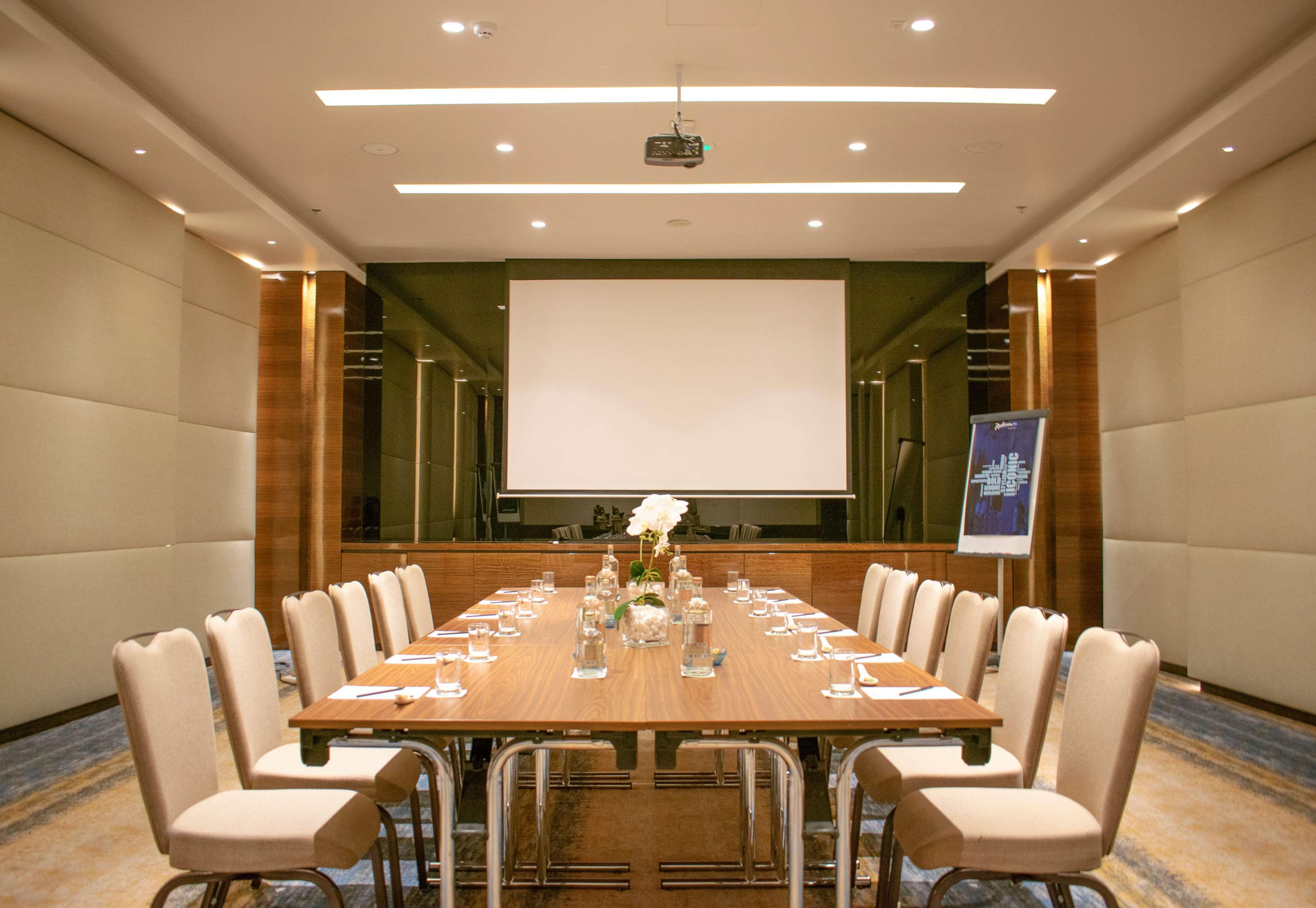 Radisson Blu Hotel, Ajman Buitenkant foto Meeting room