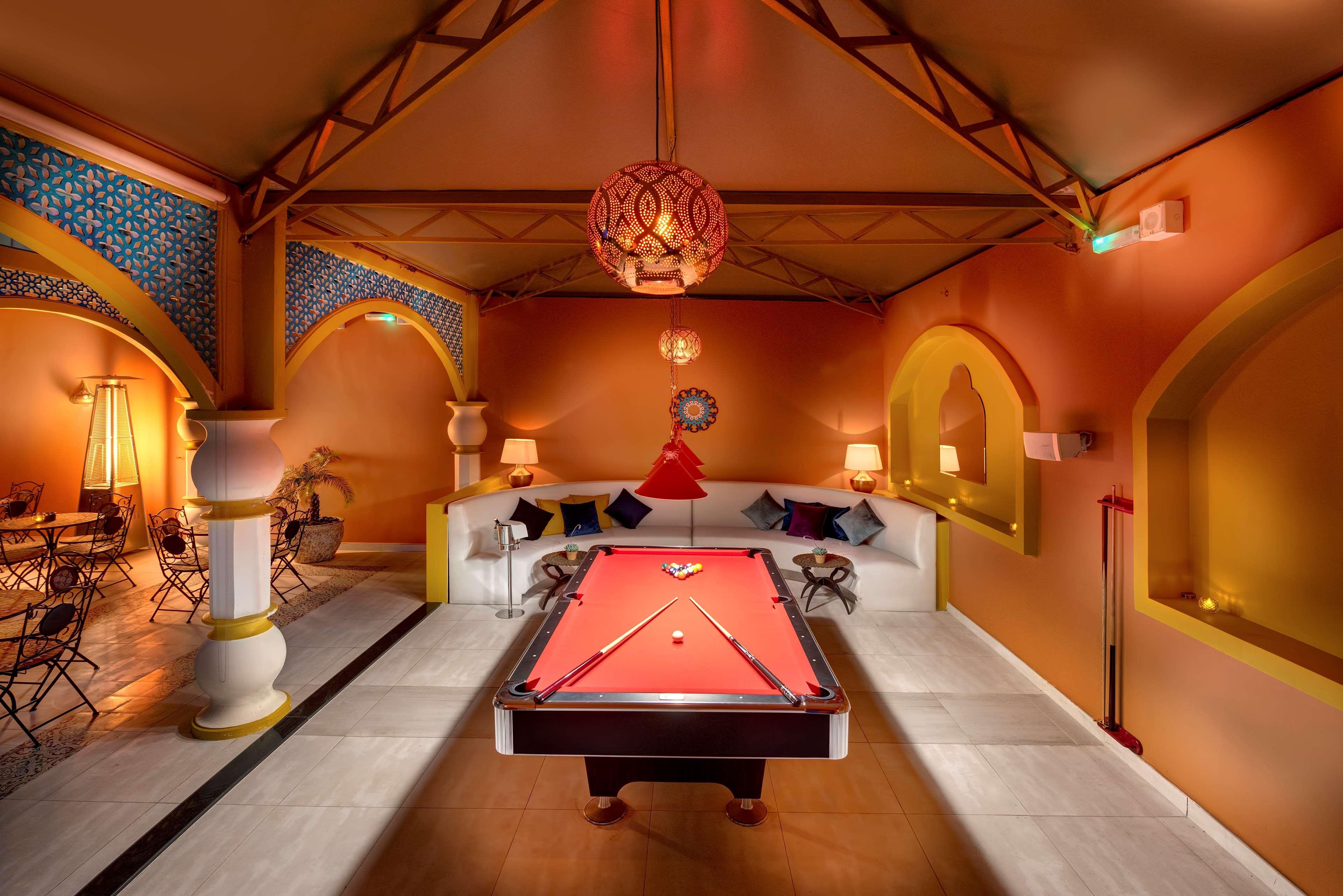 Radisson Blu Hotel, Ajman Buitenkant foto The Billiard Room