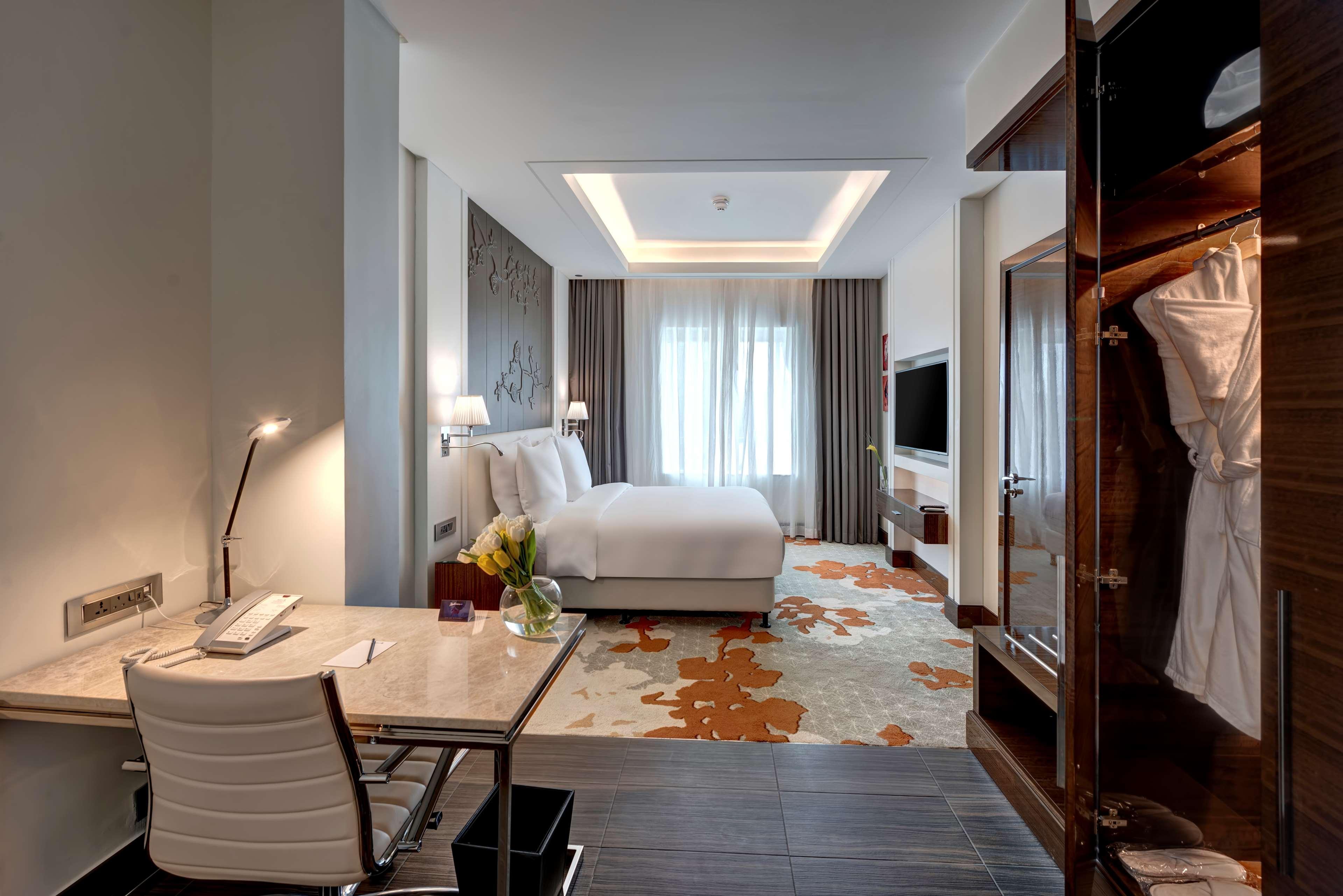 Radisson Blu Hotel, Ajman Buitenkant foto Deluxe Room