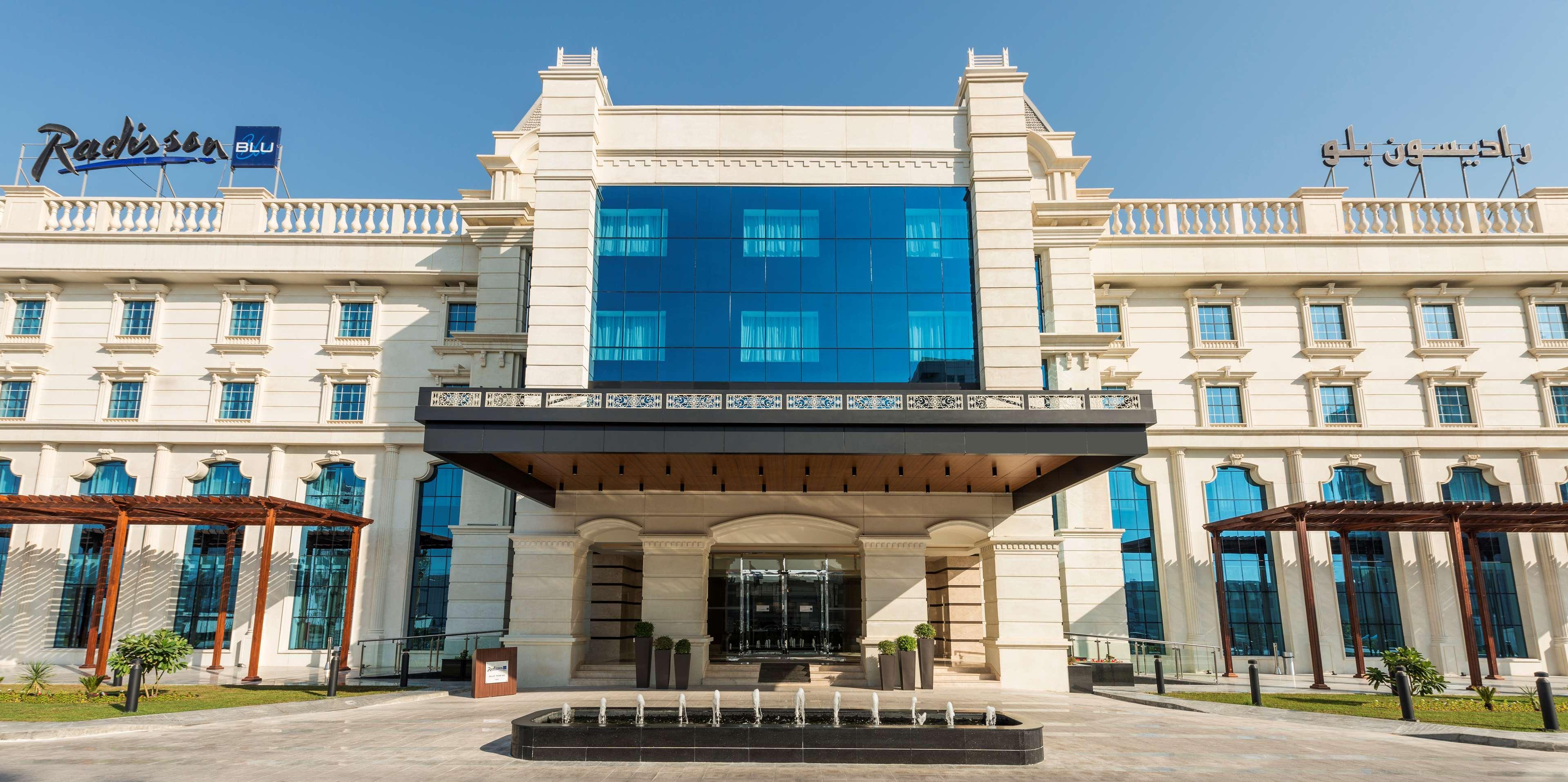 Radisson Blu Hotel, Ajman Buitenkant foto The hotel's entrance