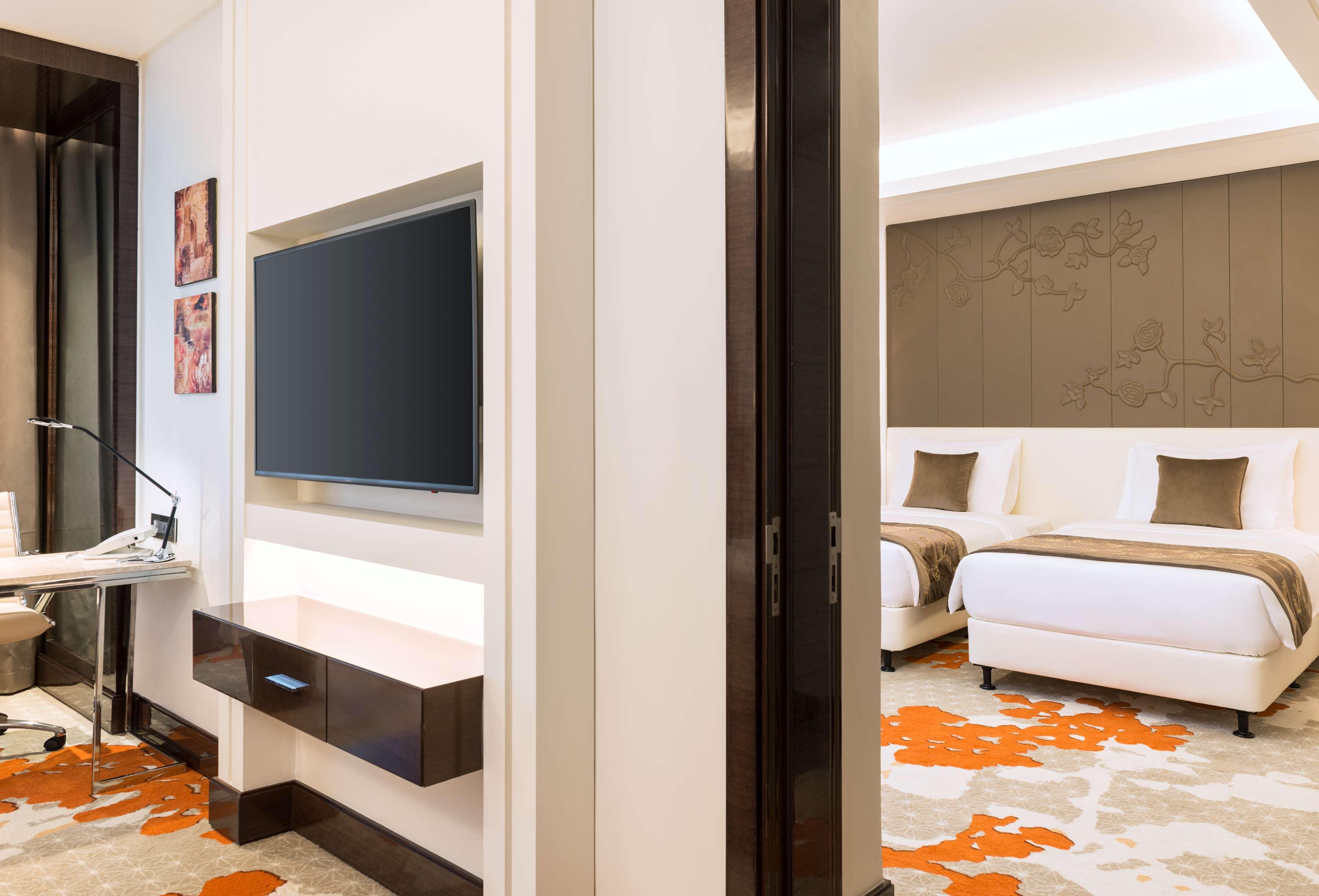 Radisson Blu Hotel, Ajman Buitenkant foto A suite at the hotel