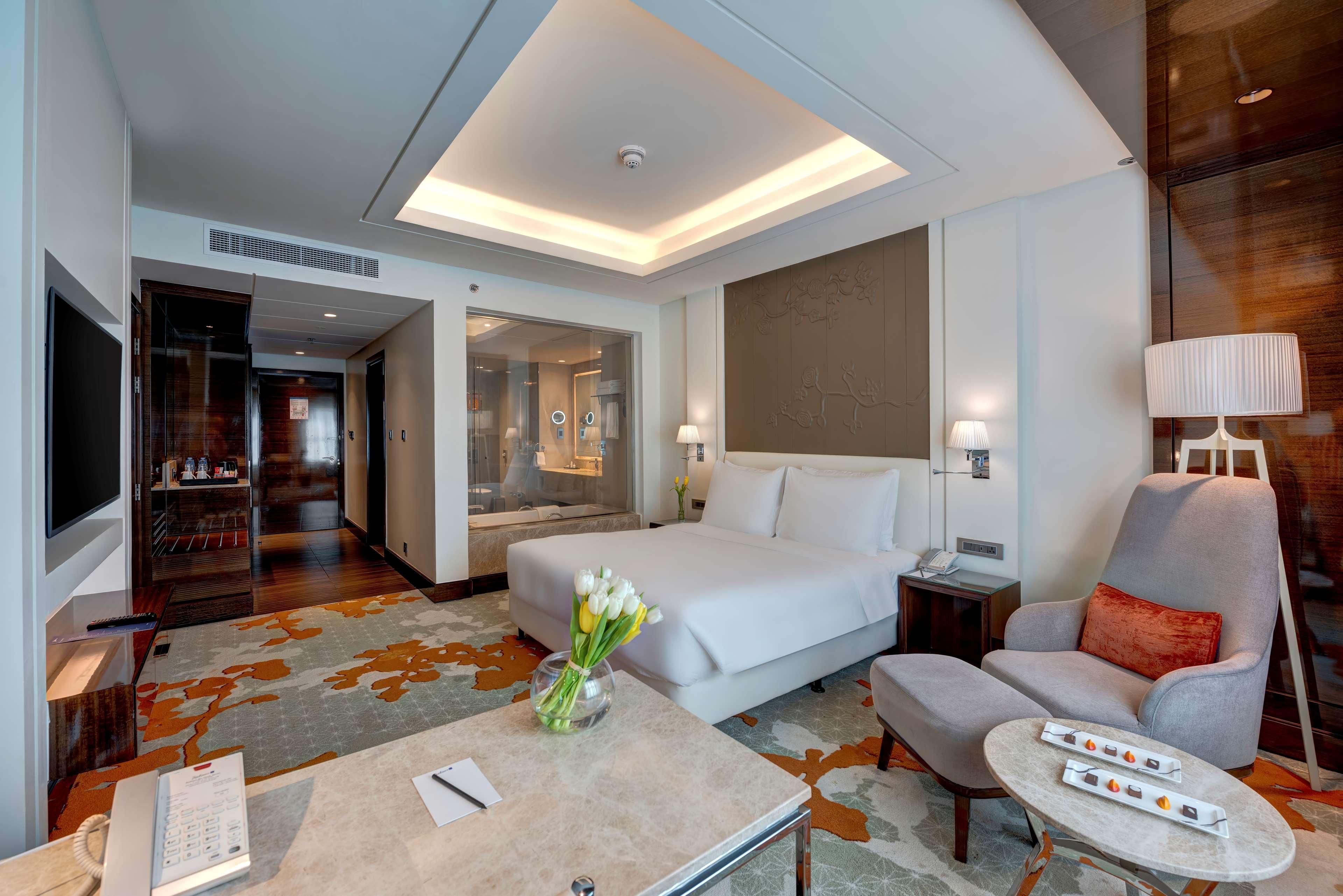 Radisson Blu Hotel, Ajman Buitenkant foto Deluxe Room
