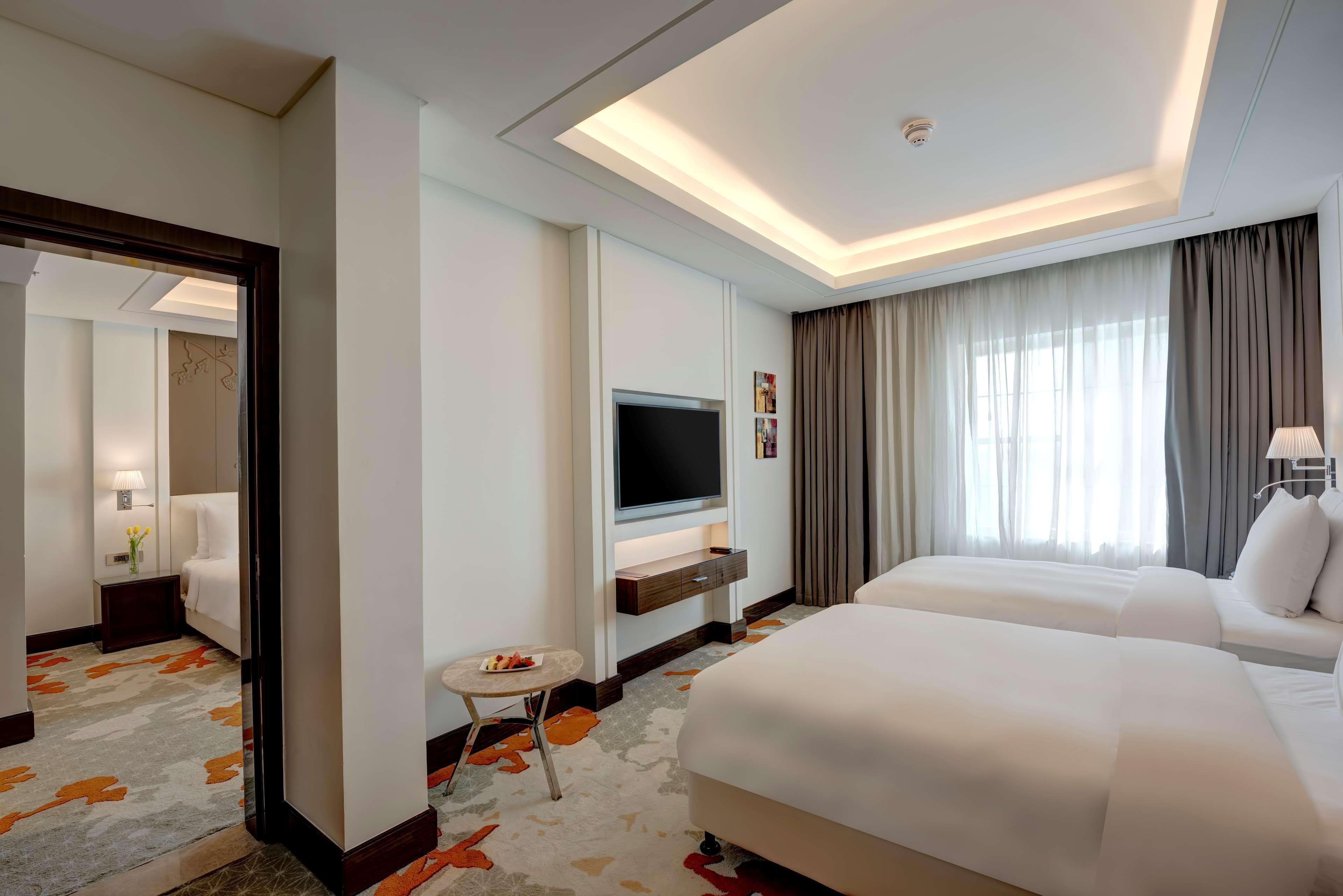 Radisson Blu Hotel, Ajman Buitenkant foto A bedroom at the hotel