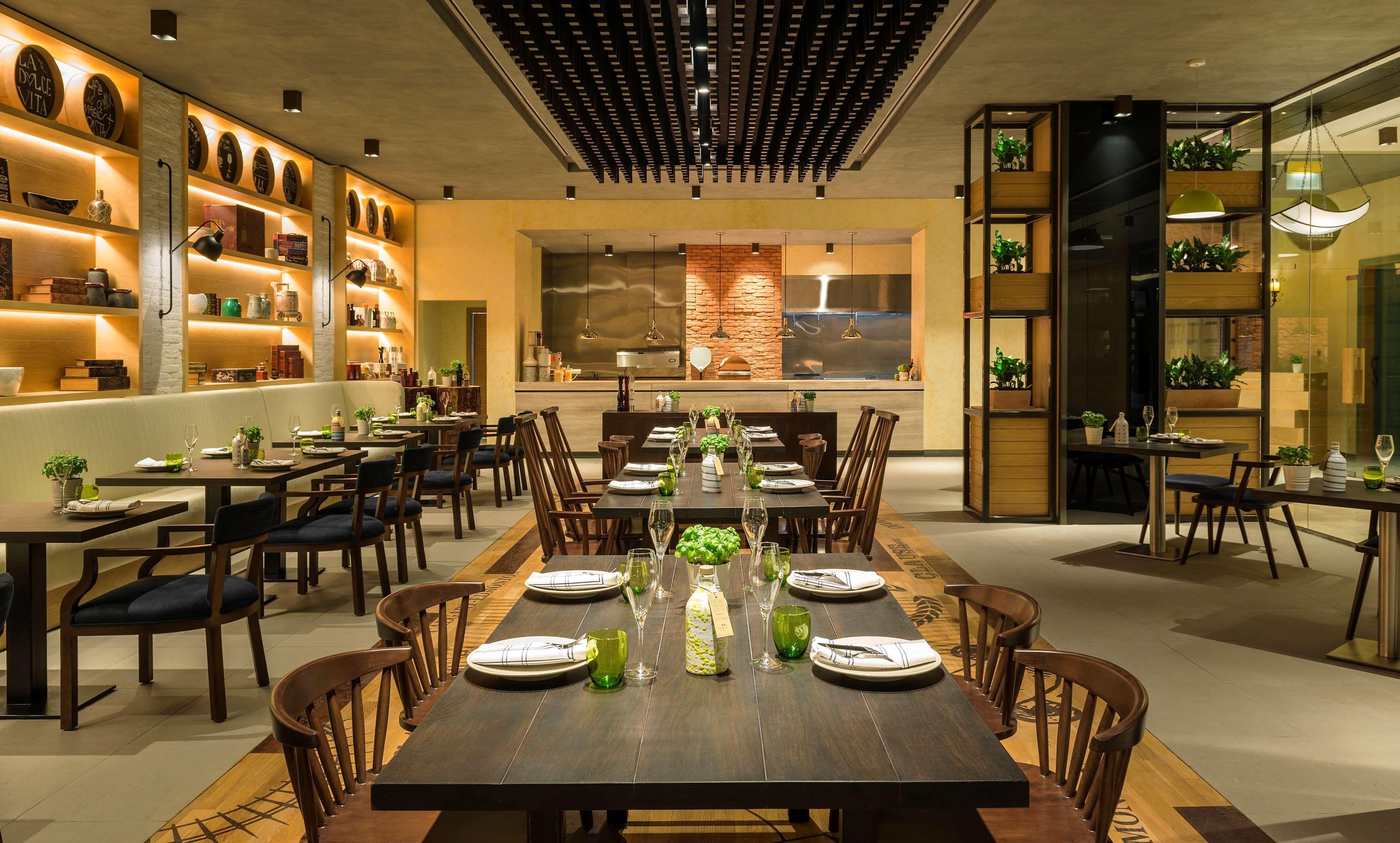 Radisson Blu Hotel, Ajman Buitenkant foto Interior of the restaurant