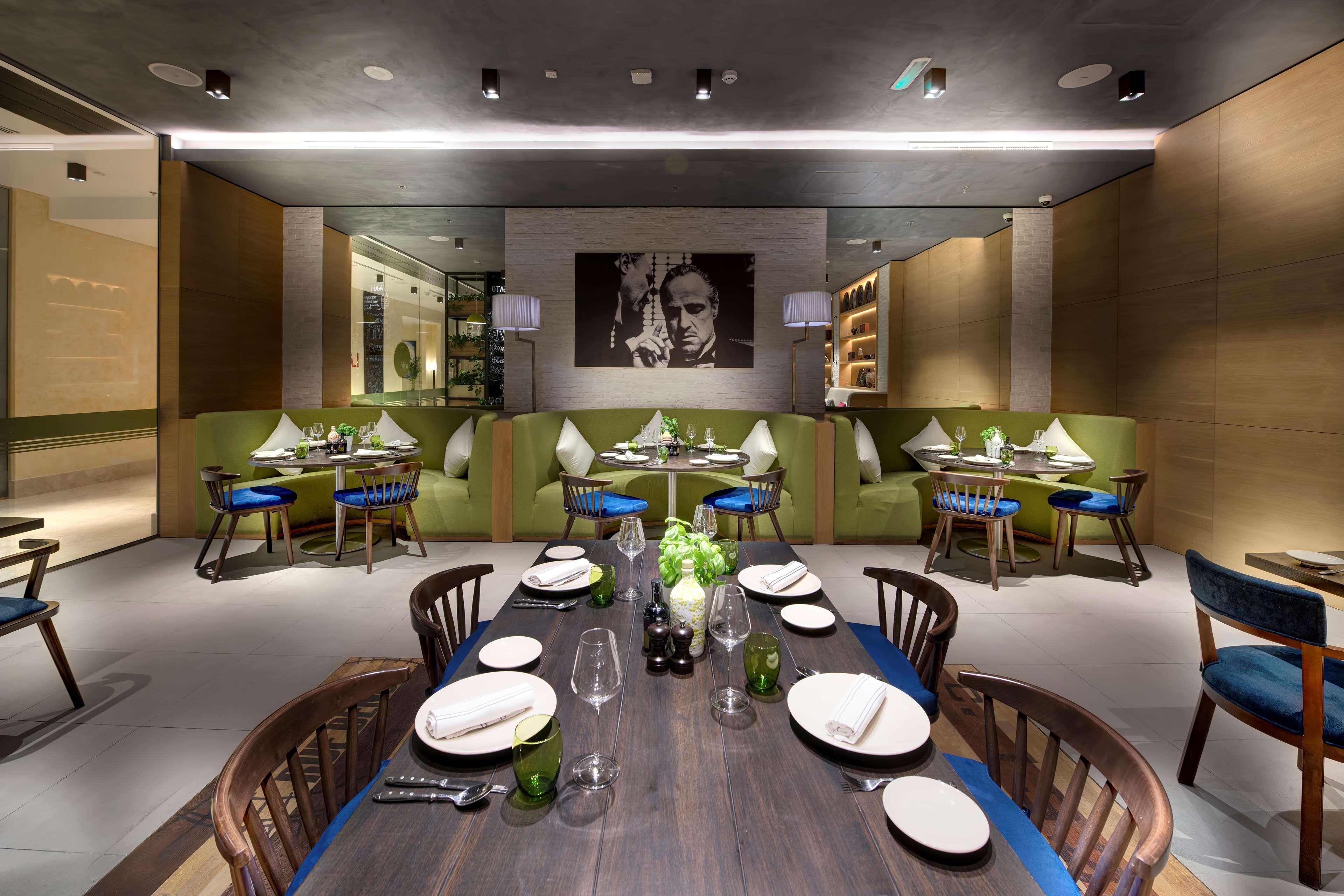 Radisson Blu Hotel, Ajman Buitenkant foto Interior of the restaurant