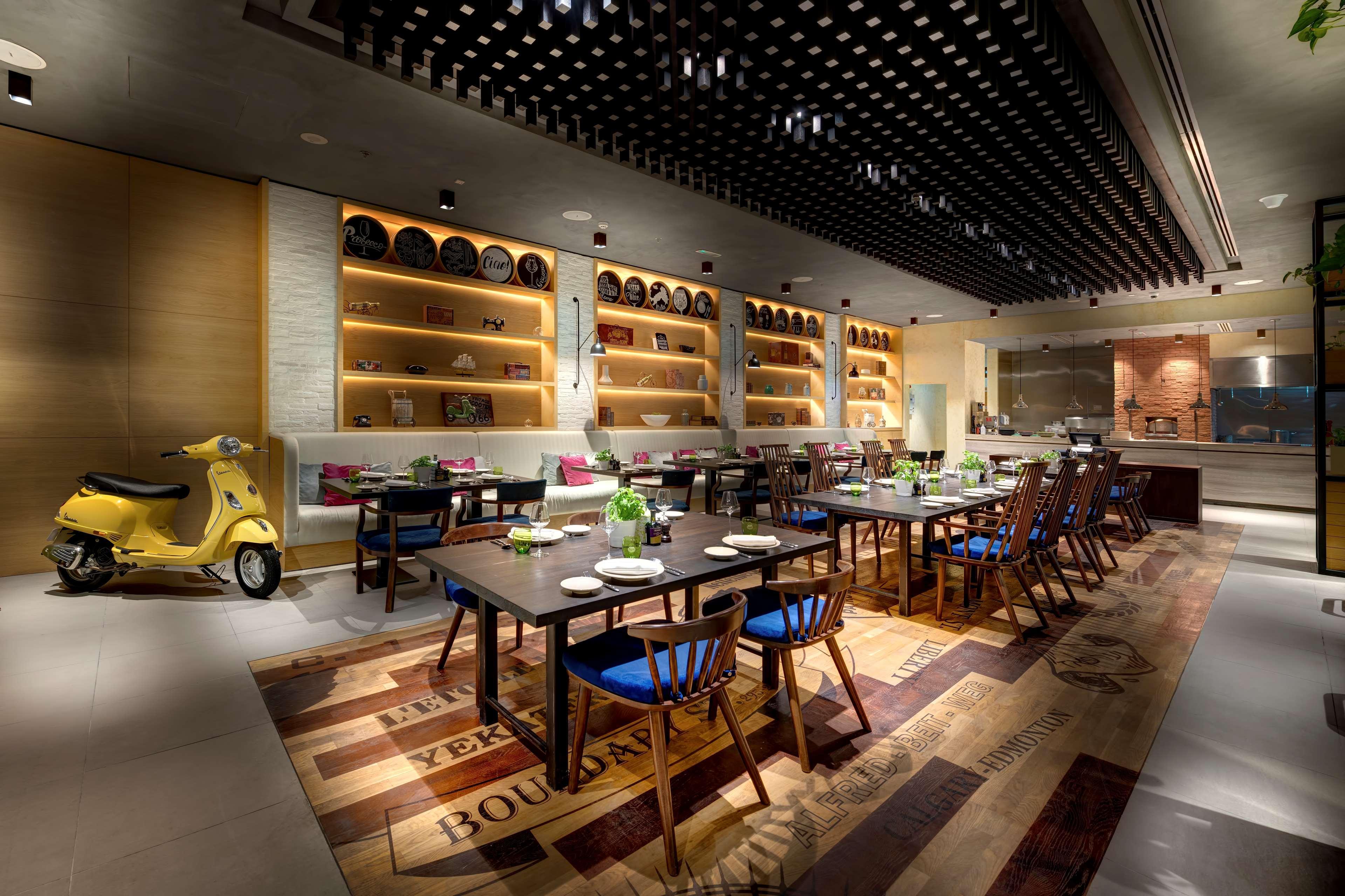 Radisson Blu Hotel, Ajman Buitenkant foto The interior of the restaurant