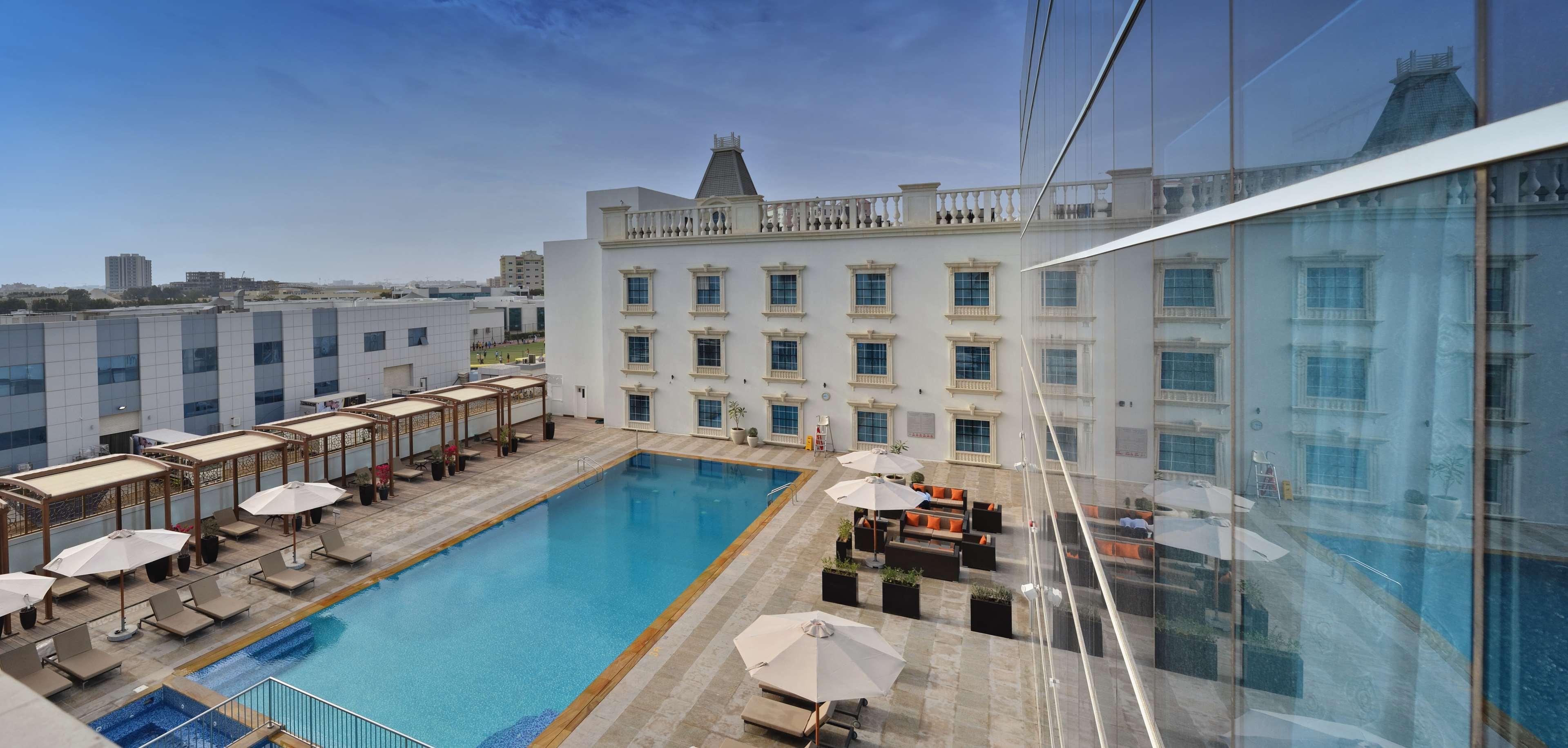 Radisson Blu Hotel, Ajman Buitenkant foto The swimming pool at the hotel