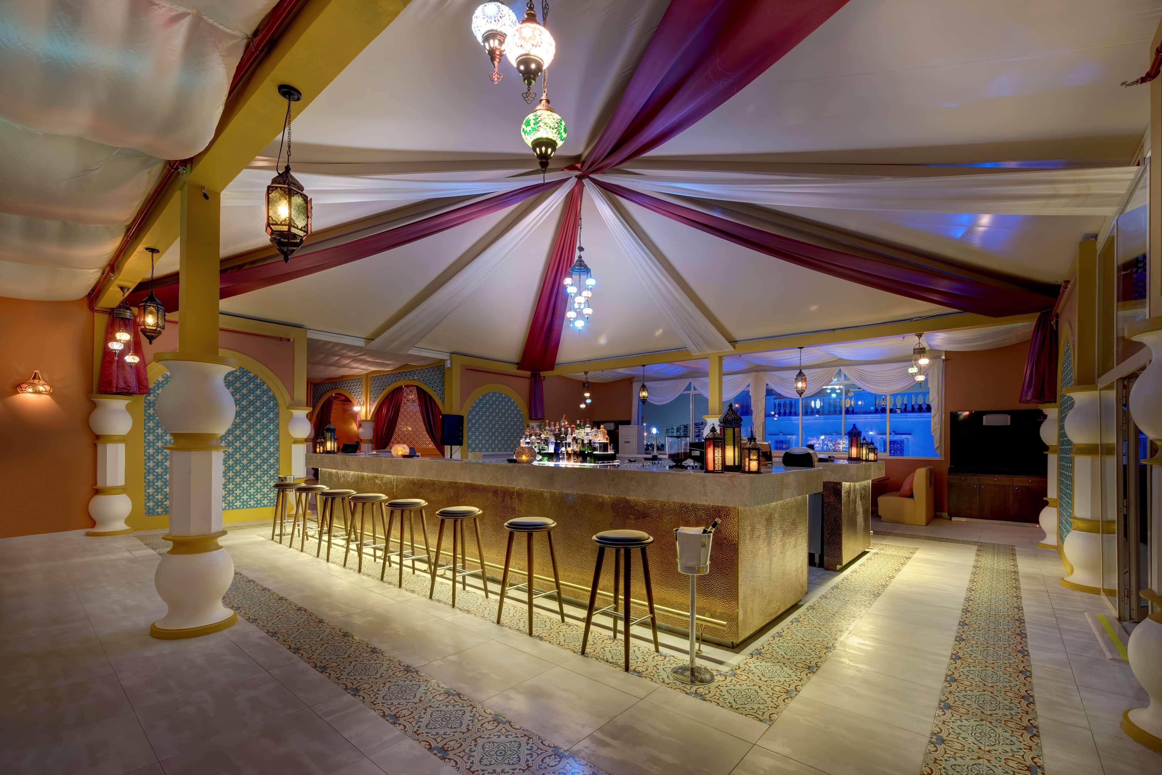 Radisson Blu Hotel, Ajman Buitenkant foto The bar at the hotel