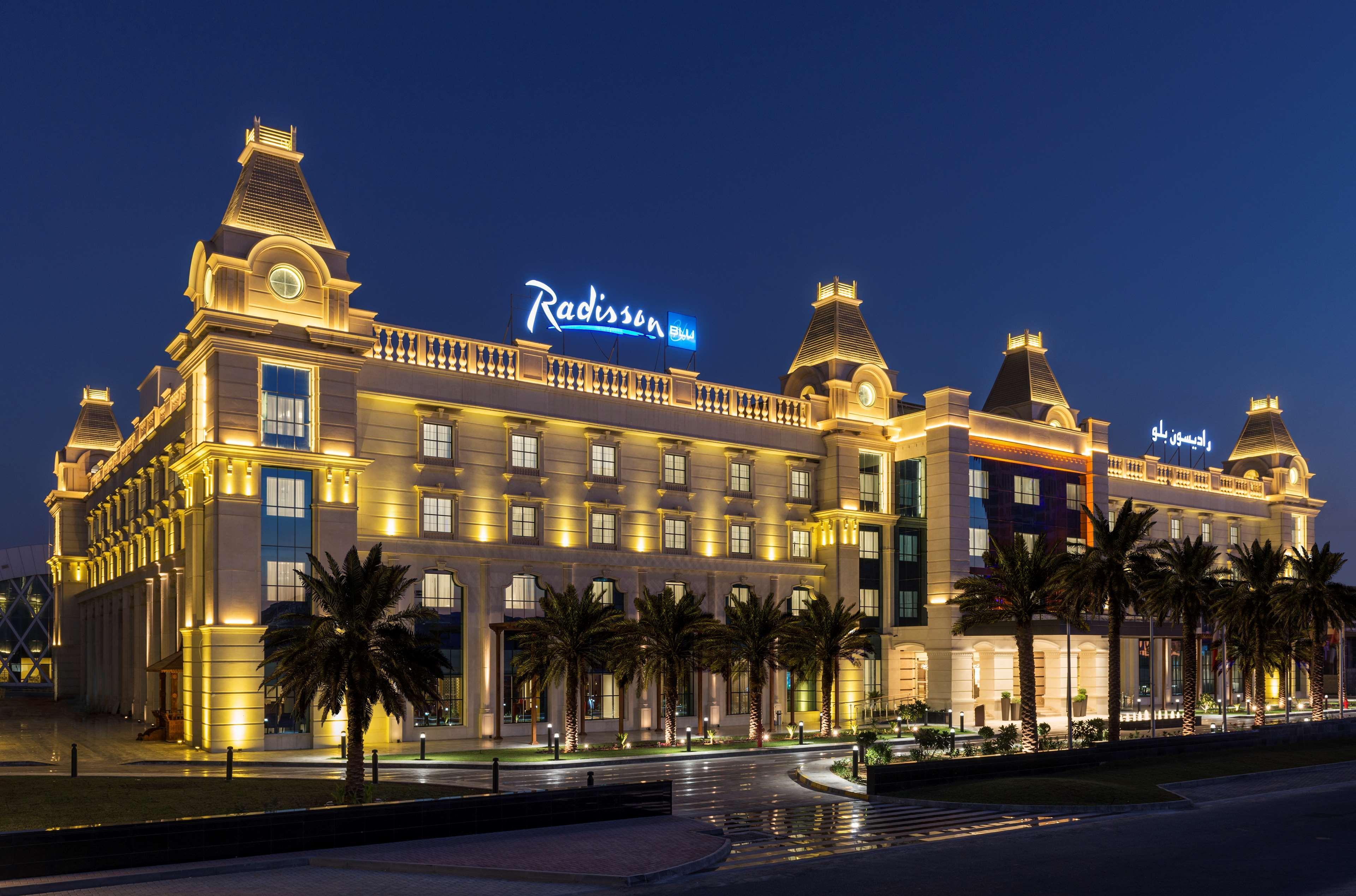 Radisson Blu Hotel, Ajman Buitenkant foto Radisson Hotel, Al Qasr, Dubai