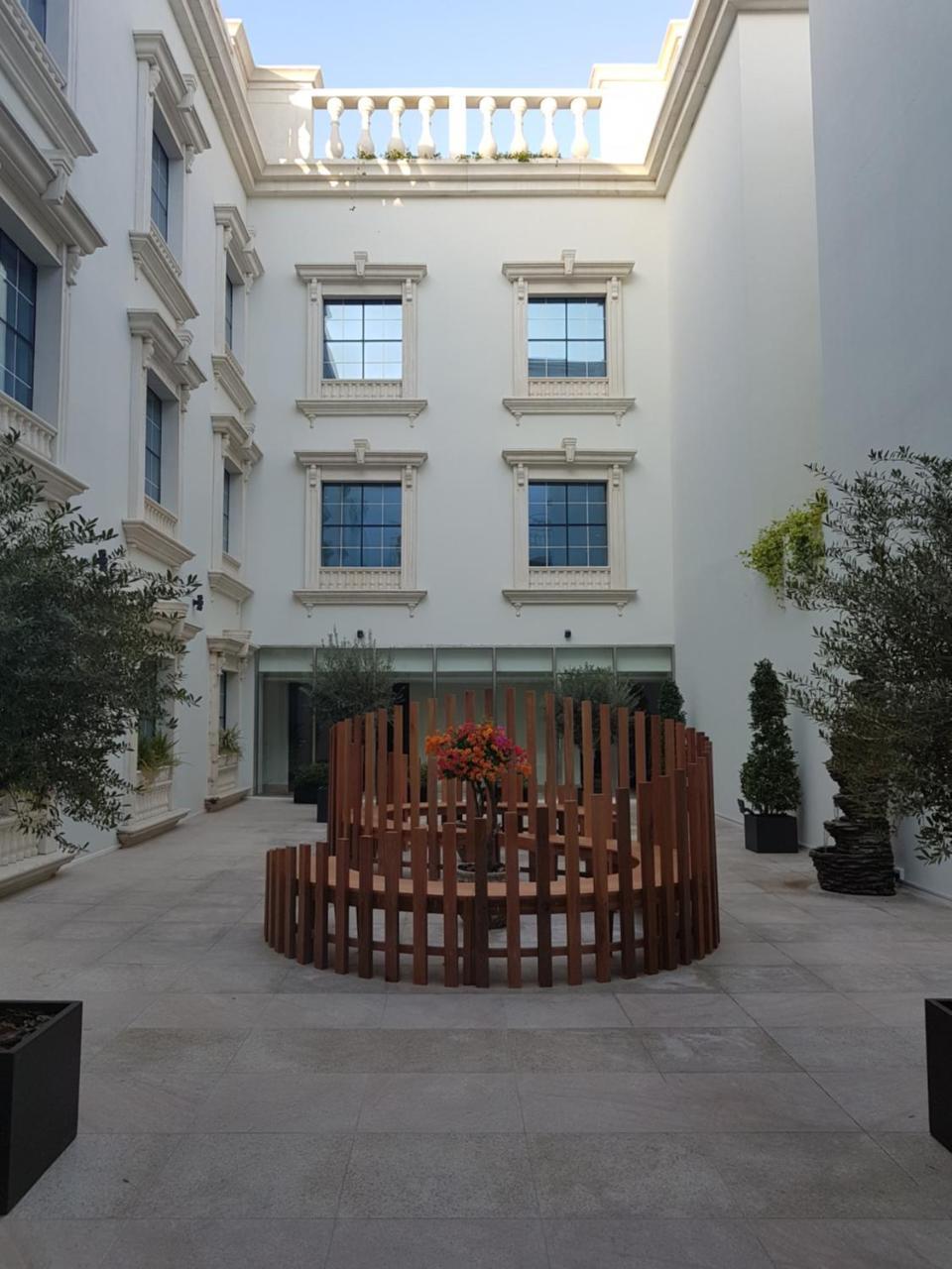 Radisson Blu Hotel, Ajman Buitenkant foto The courtyard of the museum